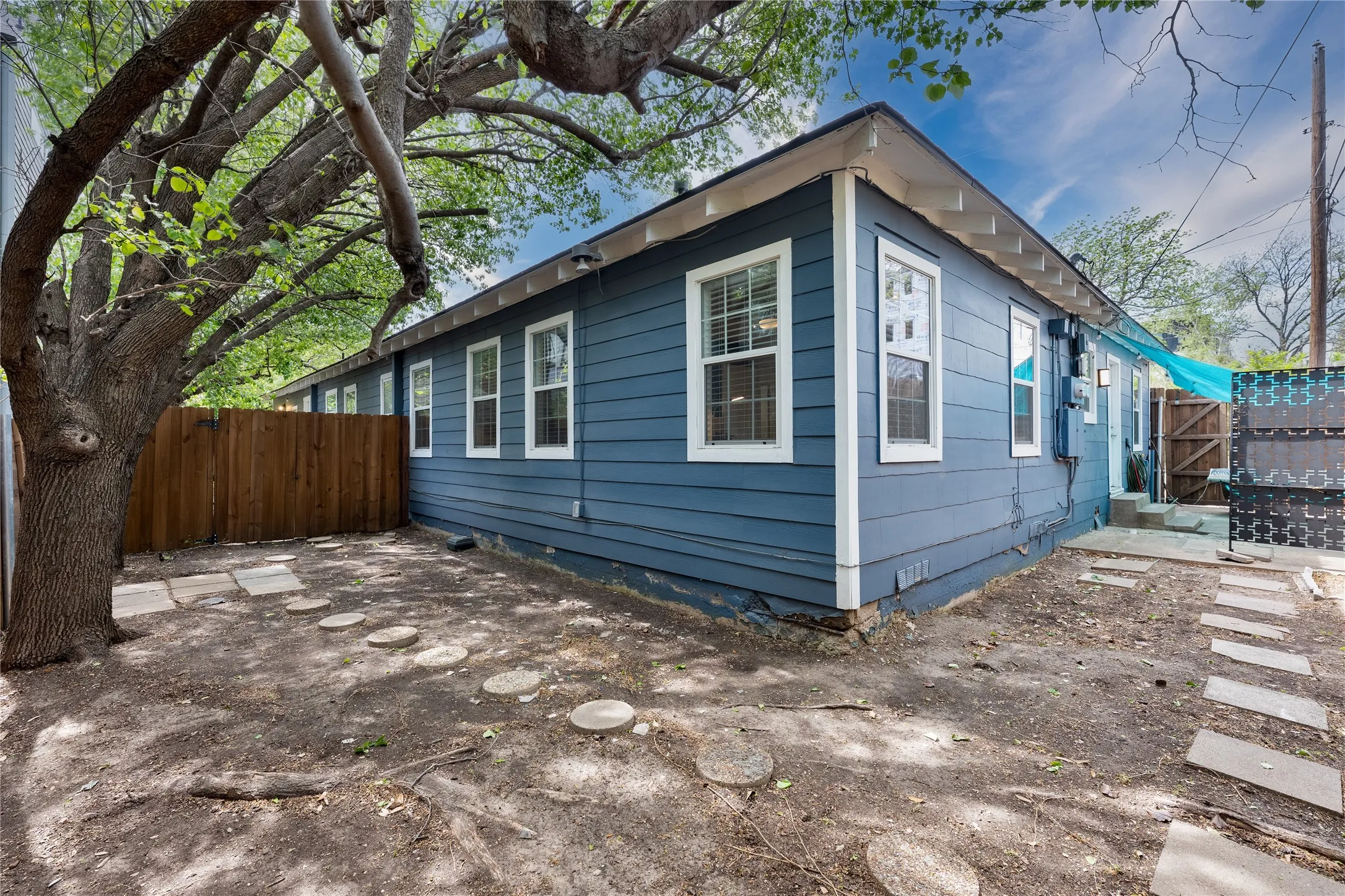Duplex For Sale in Dallas County , 112 N Adams Avenue, Dallas, Texas 75208, 5 Bedroom, 2 Bathroom, Garage spaces, 2,088 Sqft, built in 1945, mls#21267883, Real Estate Agent in Dallas, Homes For Sale in Dallas county, Homes For Sale in Dallas, Realtor in Dallas Texas, Real Estate Brokerage Independent Realty Texas, Luminita Cordes Realtor