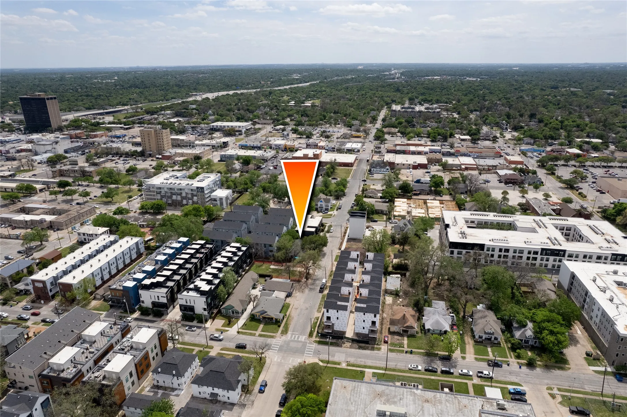 Duplex For Sale in Dallas County , 112 N Adams Avenue, Dallas, Texas 75208, 5 Bedroom, 2 Bathroom, Garage spaces, 2,088 Sqft, built in 1945, mls#21267883, Real Estate Agent in Dallas, Homes For Sale in Dallas county, Homes For Sale in Dallas, Realtor in Dallas Texas, Real Estate Brokerage Independent Realty Texas, Luminita Cordes Realtor