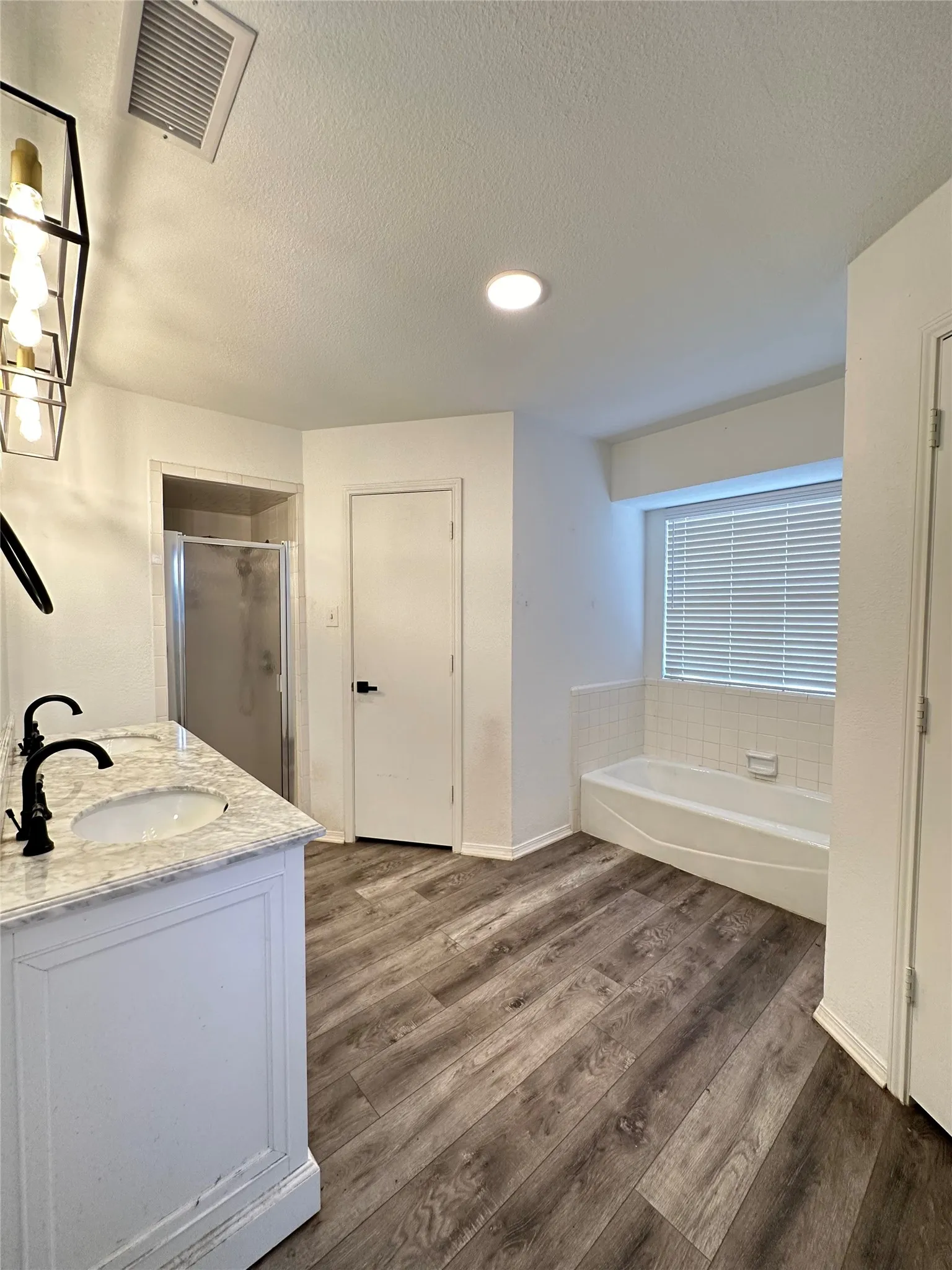 Single Family Residence For Rent in Tarrant County , 228 S Pearson Lane, Keller, Texas 76248, 3 Bedroom, 2 Bathroom, 4 Garage spaces, 1,958 Sqft, built in 1985, mls#21255444, Real Estate Agent in Keller, Homes For Rent in Tarrant county, Homes For Rent in Keller, Realtor in Keller Texas, Real Estate Brokerage Independent Realty Texas, Luminita Cordes Realtor