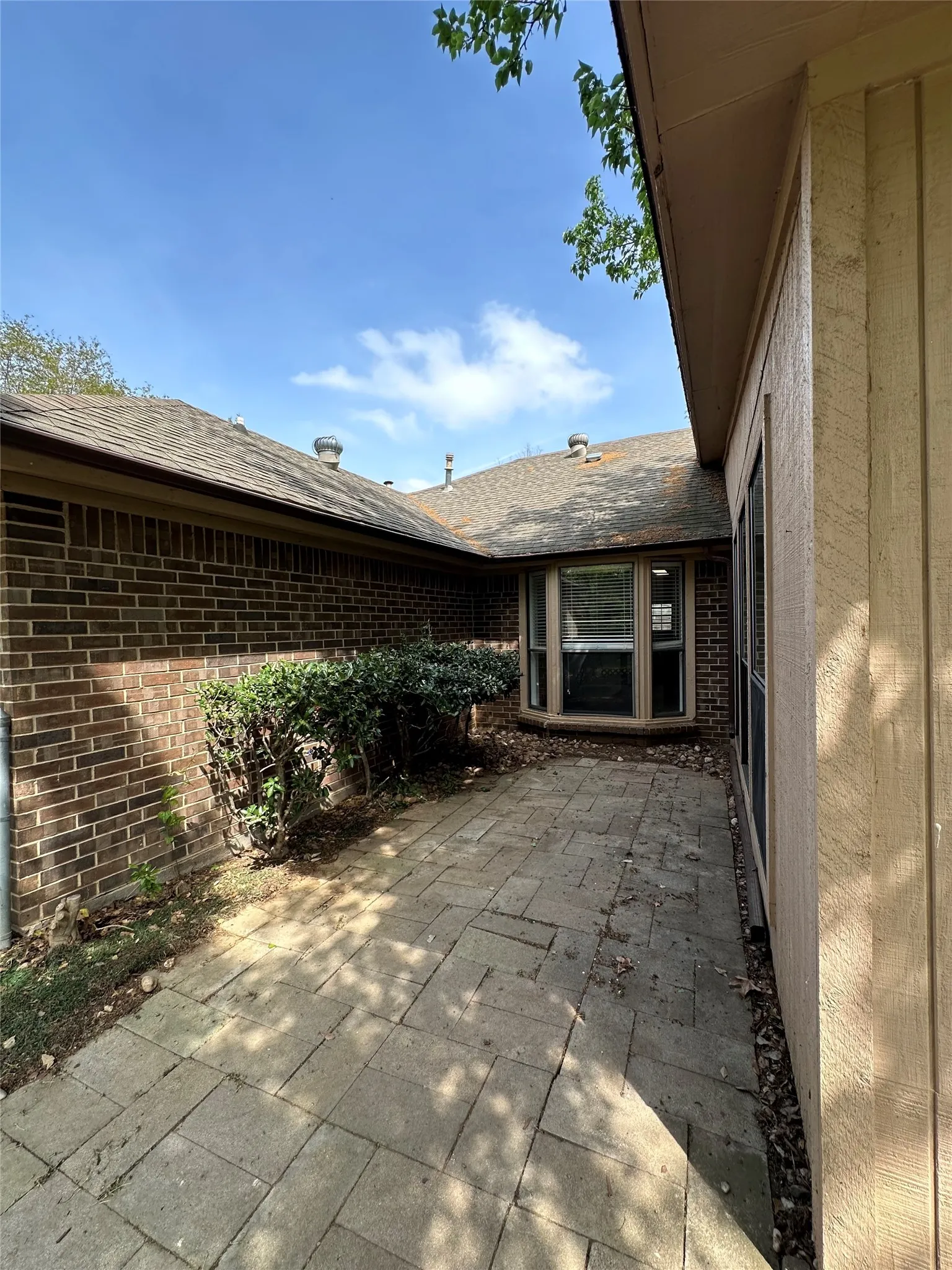 Single Family Residence For Rent in Tarrant County , 228 S Pearson Lane, Keller, Texas 76248, 3 Bedroom, 2 Bathroom, 4 Garage spaces, 1,958 Sqft, built in 1985, mls#21255444, Real Estate Agent in Keller, Homes For Rent in Tarrant county, Homes For Rent in Keller, Realtor in Keller Texas, Real Estate Brokerage Independent Realty Texas, Luminita Cordes Realtor