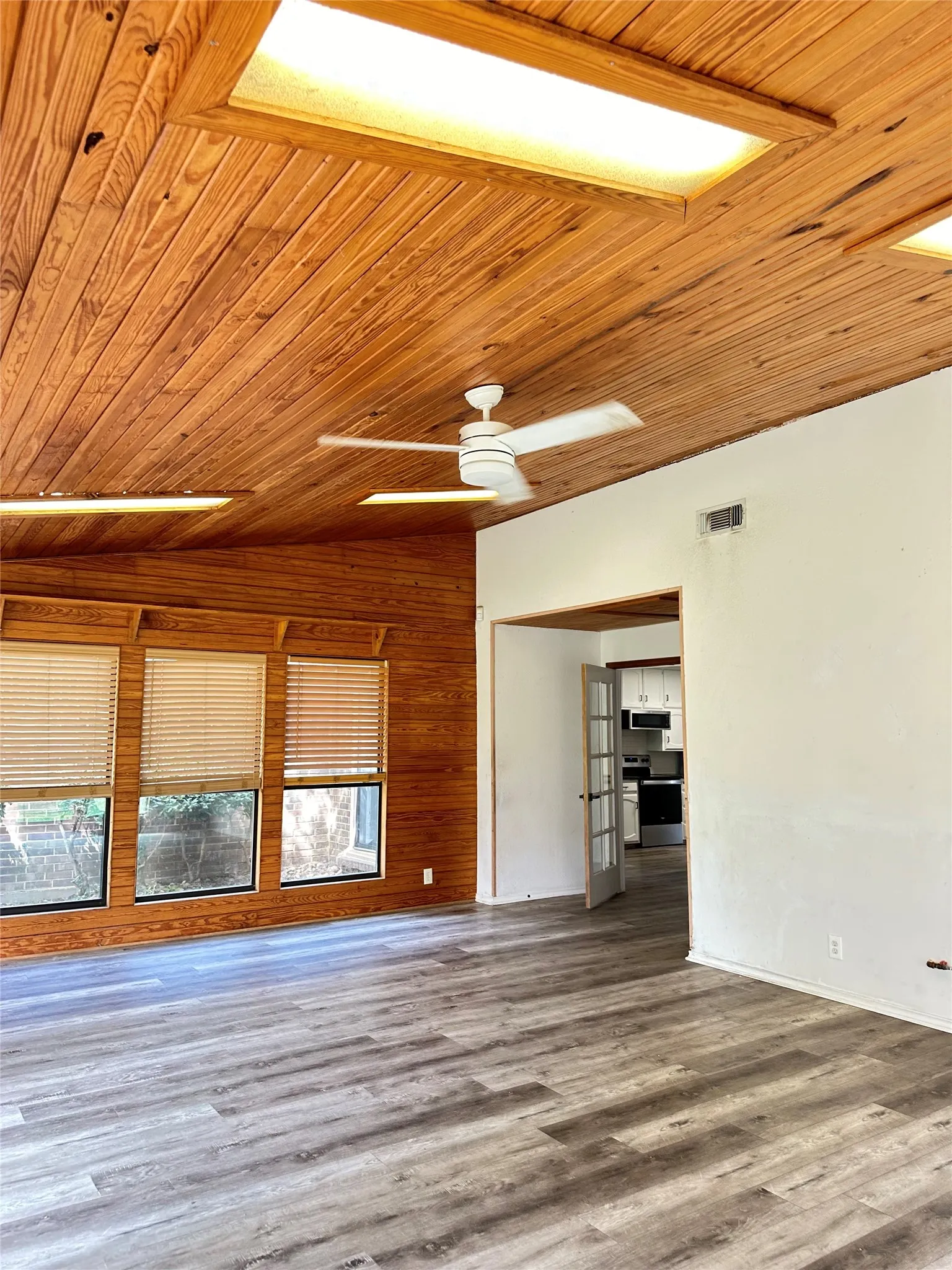 Single Family Residence For Rent in Tarrant County , 228 S Pearson Lane, Keller, Texas 76248, 3 Bedroom, 2 Bathroom, 4 Garage spaces, 1,958 Sqft, built in 1985, mls#21255444, Real Estate Agent in Keller, Homes For Rent in Tarrant county, Homes For Rent in Keller, Realtor in Keller Texas, Real Estate Brokerage Independent Realty Texas, Luminita Cordes Realtor