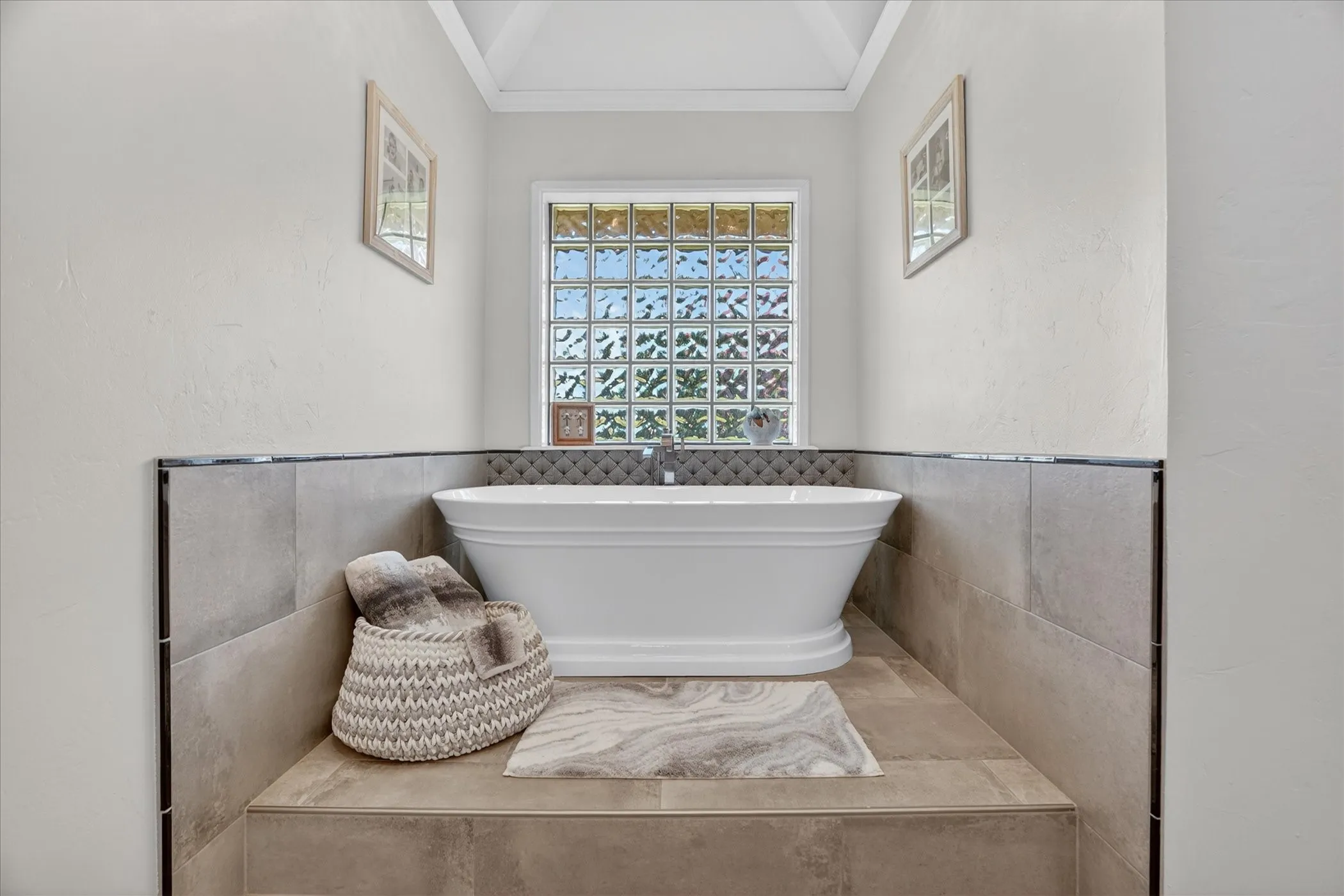 Primary bath with free-standing tub