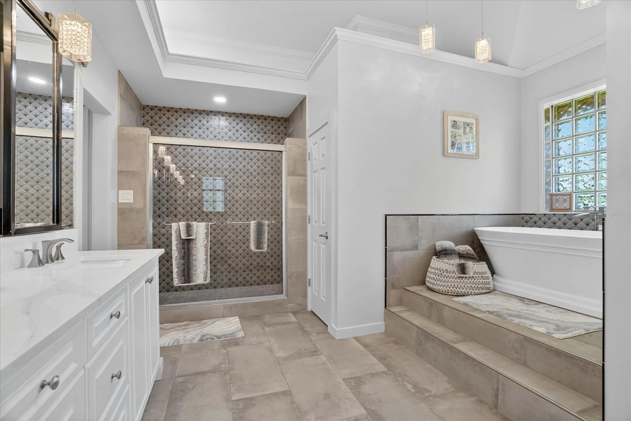 Primary bath with tiled walk-in​​‌​​​​‌​​‌‌​‌‌​​​‌‌​‌​‌​‌​​​‌​​ shower