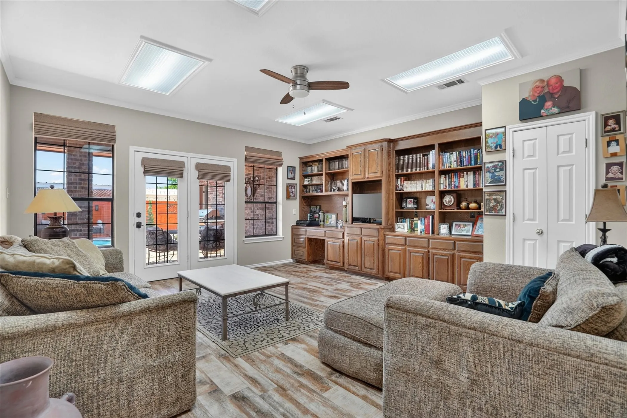 Second living room or 5th bedroom with Built in bookshelves and closet