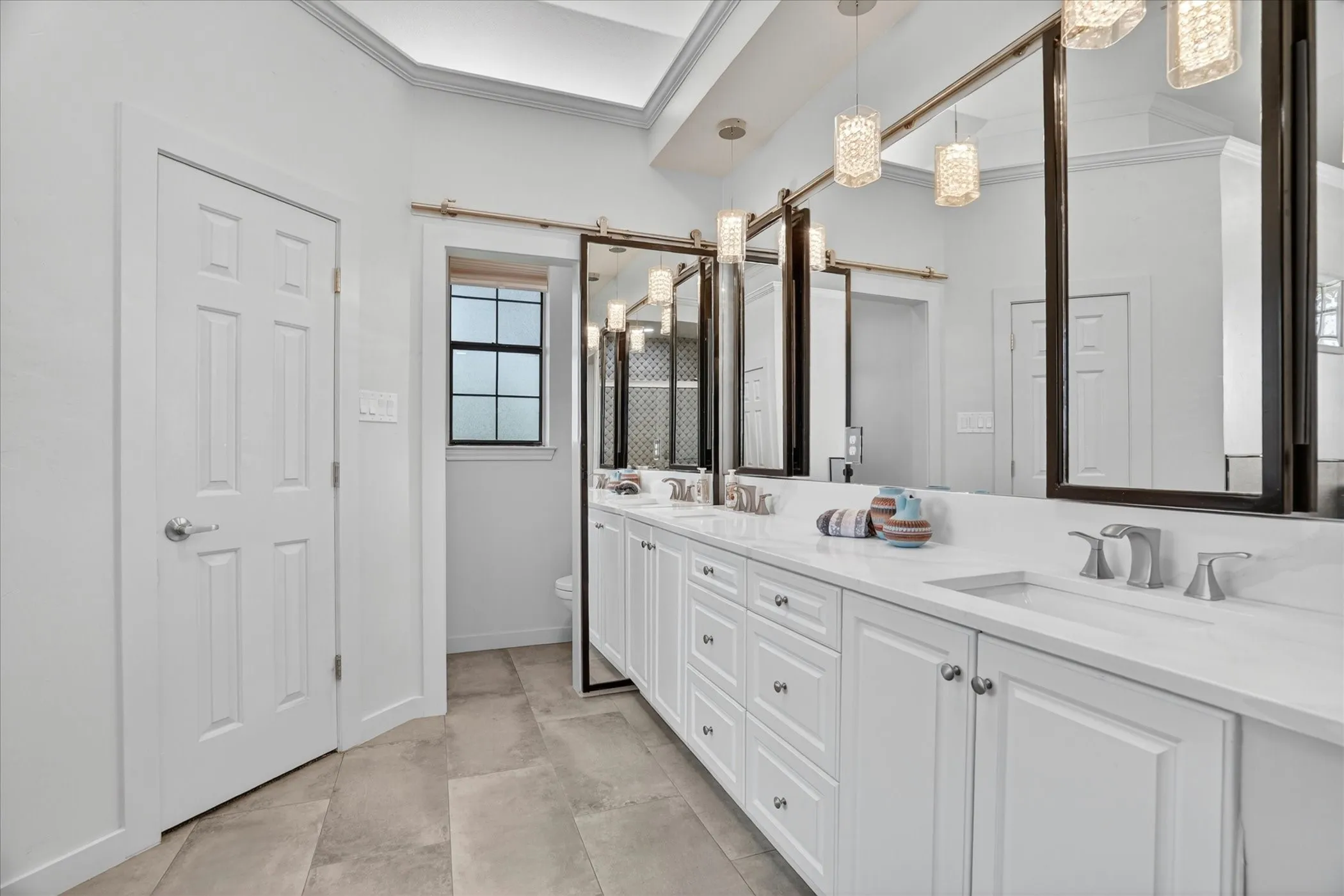 Primary bath en-suite