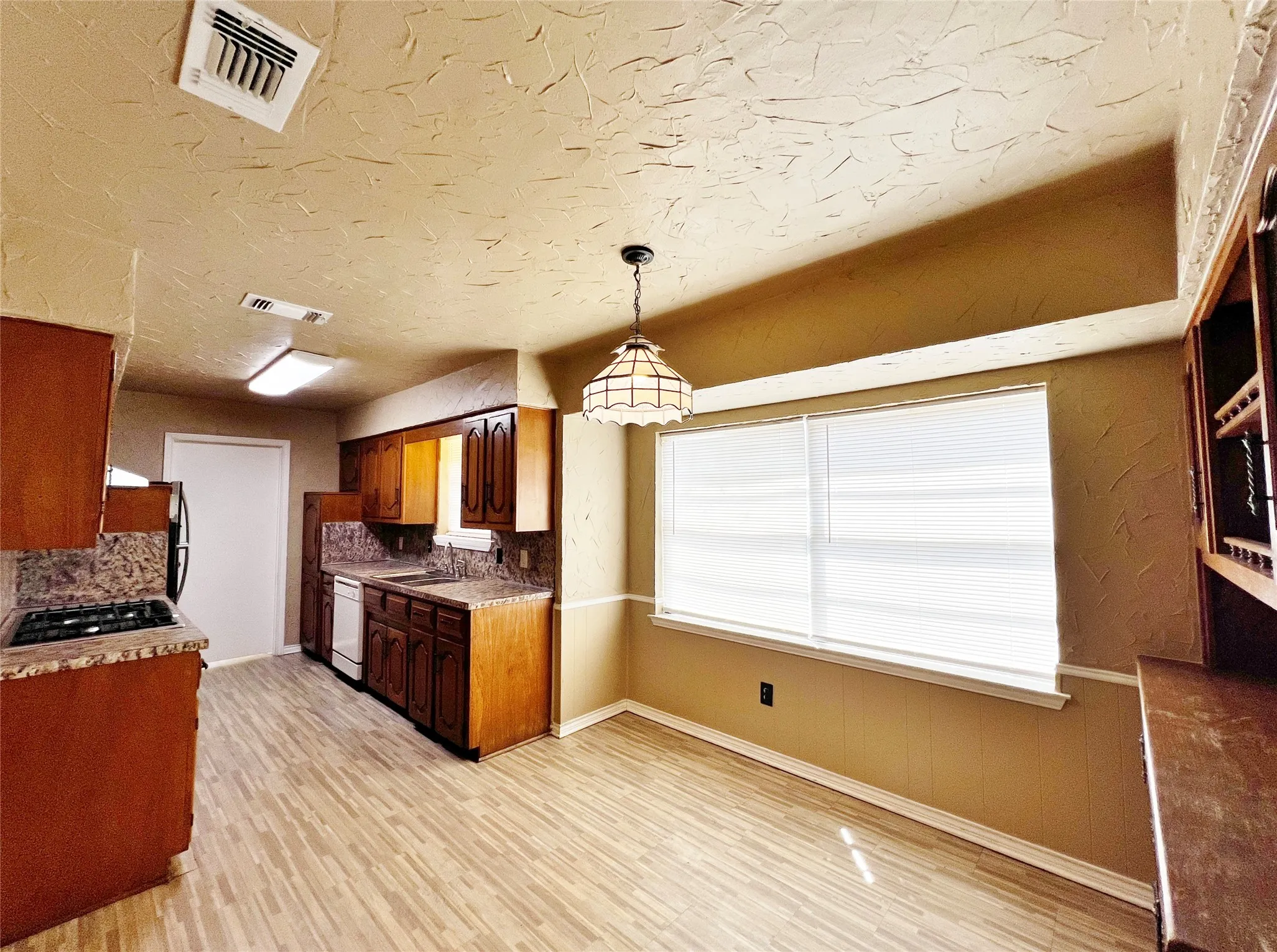 Single Family Residence For Rent in Dallas County , 221 Connie Drive, De Soto, Texas 75115, 3 Bedroom, 2 Bathroom, 2 Garage spaces, 1,755 Sqft, built in 1973, mls#21269629, Real Estate Agent in De Soto, Homes For Rent in Dallas county, Homes For Rent in De Soto, Realtor in De Soto Texas, Real Estate Brokerage Independent Realty Texas, Luminita Cordes Realtor