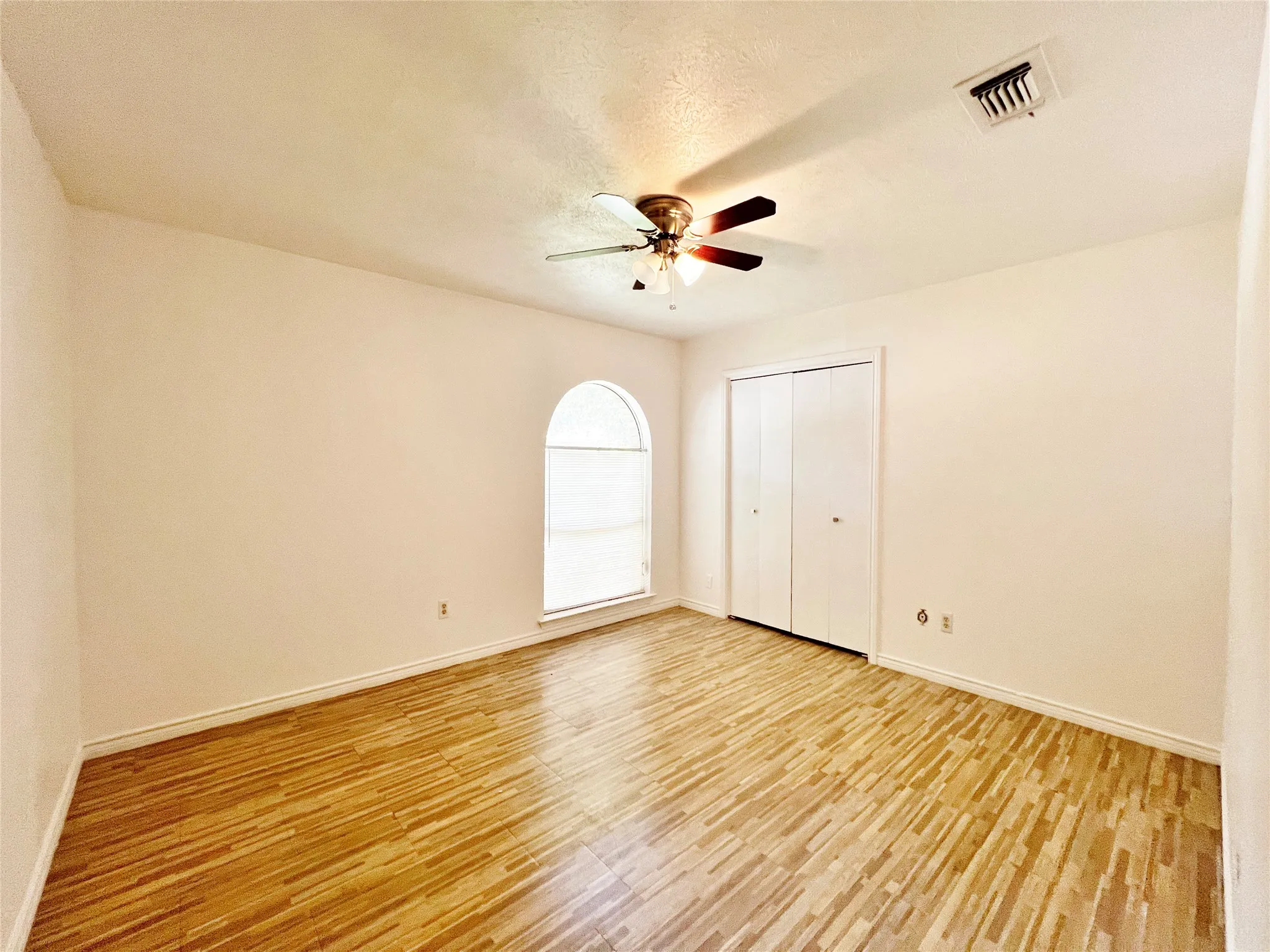 Single Family Residence For Rent in Dallas County , 221 Connie Drive, De Soto, Texas 75115, 3 Bedroom, 2 Bathroom, 2 Garage spaces, 1,755 Sqft, built in 1973, mls#21269629, Real Estate Agent in De Soto, Homes For Rent in Dallas county, Homes For Rent in De Soto, Realtor in De Soto Texas, Real Estate Brokerage Independent Realty Texas, Luminita Cordes Realtor