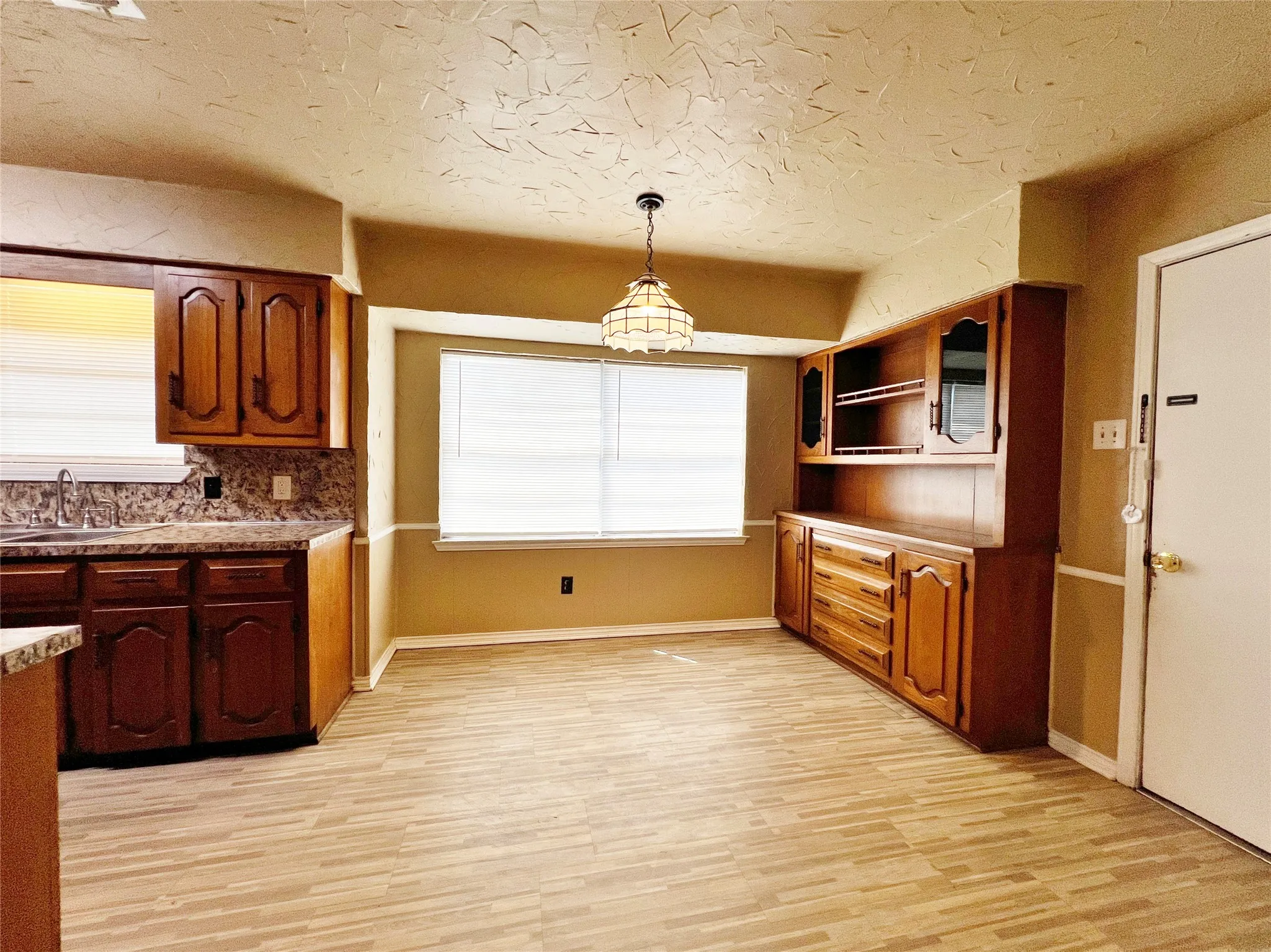 Single Family Residence For Rent in Dallas County , 221 Connie Drive, De Soto, Texas 75115, 3 Bedroom, 2 Bathroom, 2 Garage spaces, 1,755 Sqft, built in 1973, mls#21269629, Real Estate Agent in De Soto, Homes For Rent in Dallas county, Homes For Rent in De Soto, Realtor in De Soto Texas, Real Estate Brokerage Independent Realty Texas, Luminita Cordes Realtor