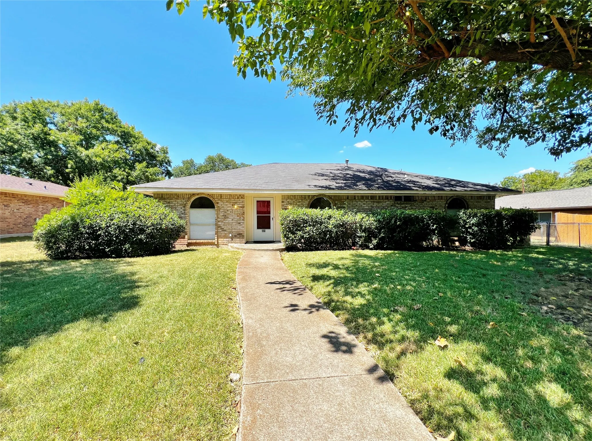 Single Family Residence For Rent in Dallas County , 221 Connie Drive, De Soto, Texas 75115, 3 Bedroom, 2 Bathroom, 2 Garage spaces, 1,755 Sqft, built in 1973, mls#21269629, Real Estate Agent in De Soto, Homes For Rent in Dallas county, Homes For Rent in De Soto, Realtor in De Soto Texas, Real Estate Brokerage Independent Realty Texas, Luminita Cordes Realtor