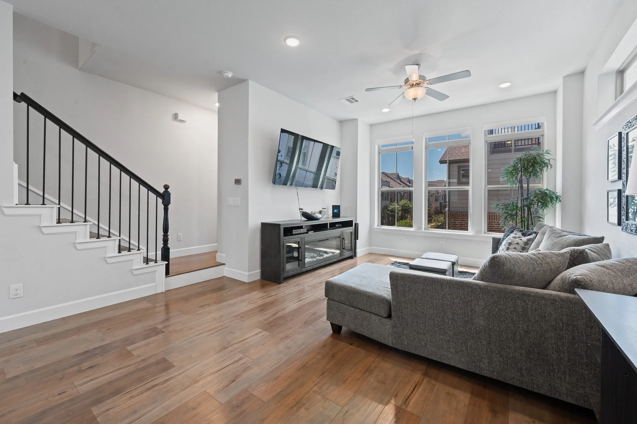 Single Family Residence For Sale in Dallas County , 2739 Flowering Peach Lane, Dallas, Texas 75212, 3 Bedroom, 4 Bathroom, 2 Garage spaces, 1,848 Sqft, built in 2019, mls#21269163, Real Estate Agent in Dallas, Homes For Sale in Dallas county, Homes For Sale in Dallas, Realtor in Dallas Texas, Real Estate Brokerage Independent Realty Texas, Luminita Cordes Realtor