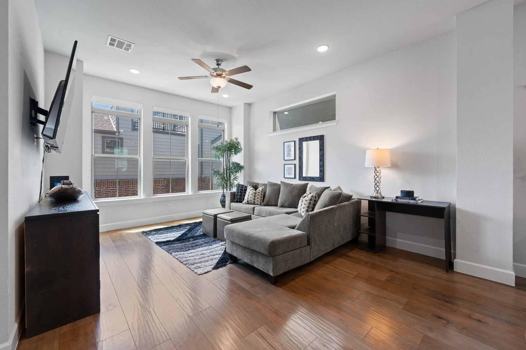 Single Family Residence For Sale in Dallas County , 2739 Flowering Peach Lane, Dallas, Texas 75212, 3 Bedroom, 4 Bathroom, 2 Garage spaces, 1,848 Sqft, built in 2019, mls#21269163, Real Estate Agent in Dallas, Homes For Sale in Dallas county, Homes For Sale in Dallas, Realtor in Dallas Texas, Real Estate Brokerage Independent Realty Texas, Luminita Cordes Realtor