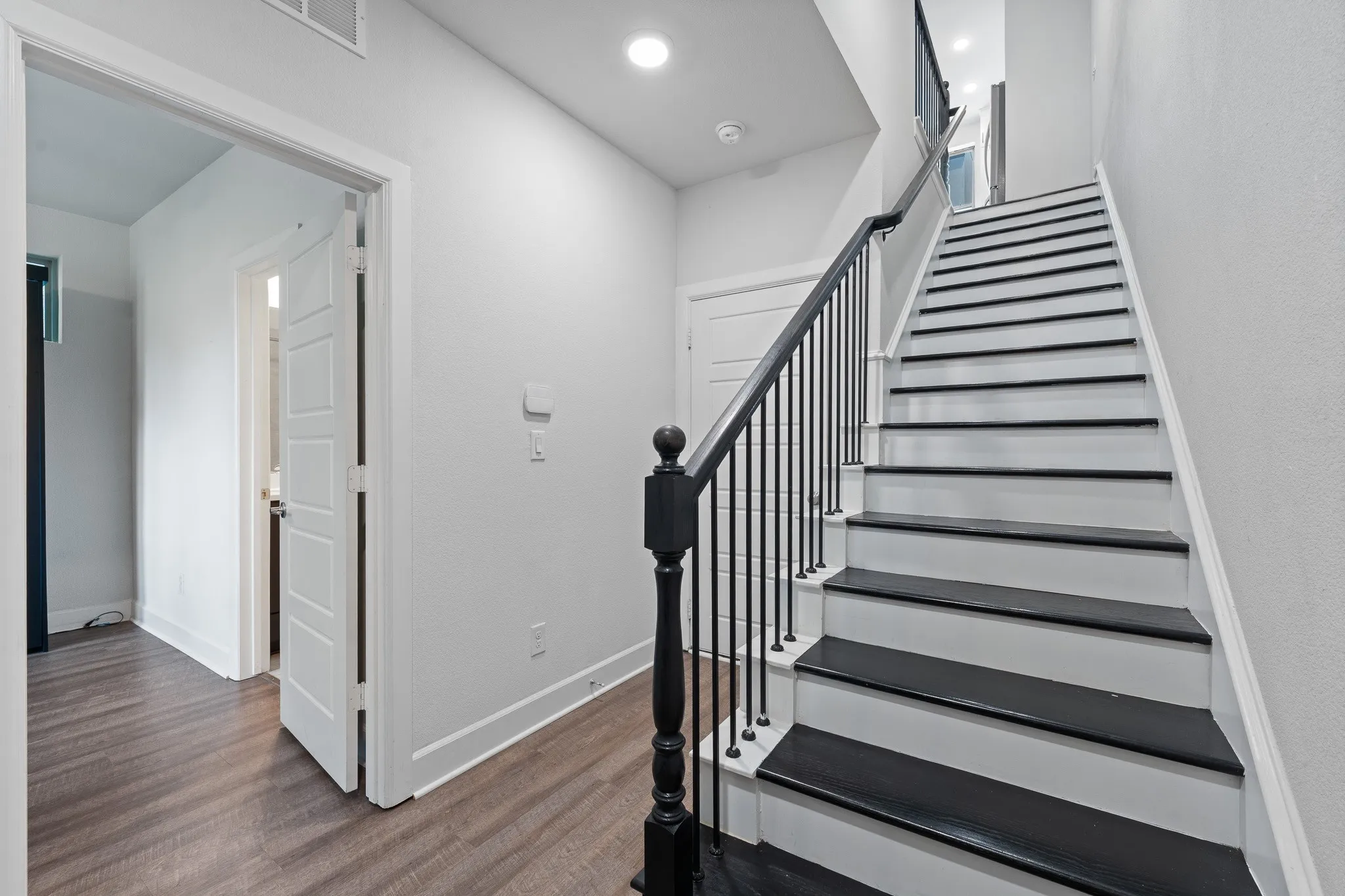 Single Family Residence For Sale in Dallas County , 2739 Flowering Peach Lane, Dallas, Texas 75212, 3 Bedroom, 4 Bathroom, 2 Garage spaces, 1,848 Sqft, built in 2019, mls#21269163, Real Estate Agent in Dallas, Homes For Sale in Dallas county, Homes For Sale in Dallas, Realtor in Dallas Texas, Real Estate Brokerage Independent Realty Texas, Luminita Cordes Realtor