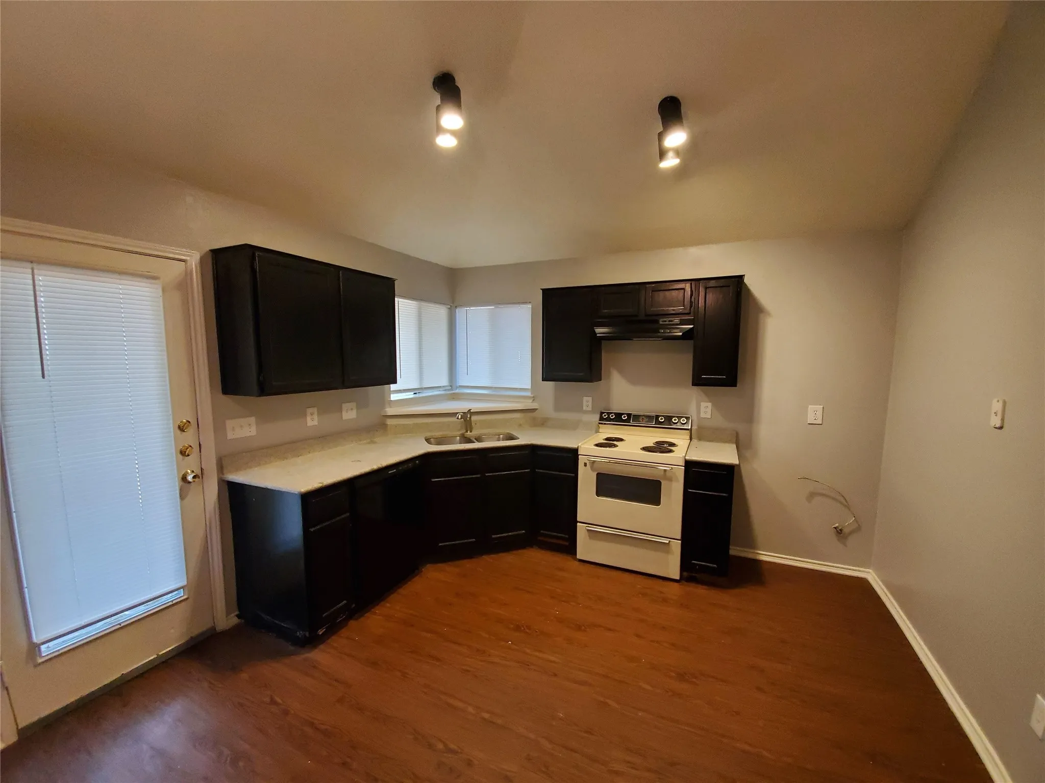 Duplex For Rent in Dallas County , 10212 Hillhouse Lane, Dallas, Texas 75227, 2 Bedroom, 1 Bathroom, Garage spaces, 1,183 Sqft, built in 1984, mls#21270838, Real Estate Agent in Dallas, Homes For Rent in Dallas county, Homes For Rent in Dallas, Realtor in Dallas Texas, Real Estate Brokerage Independent Realty Texas, Luminita Cordes Realtor