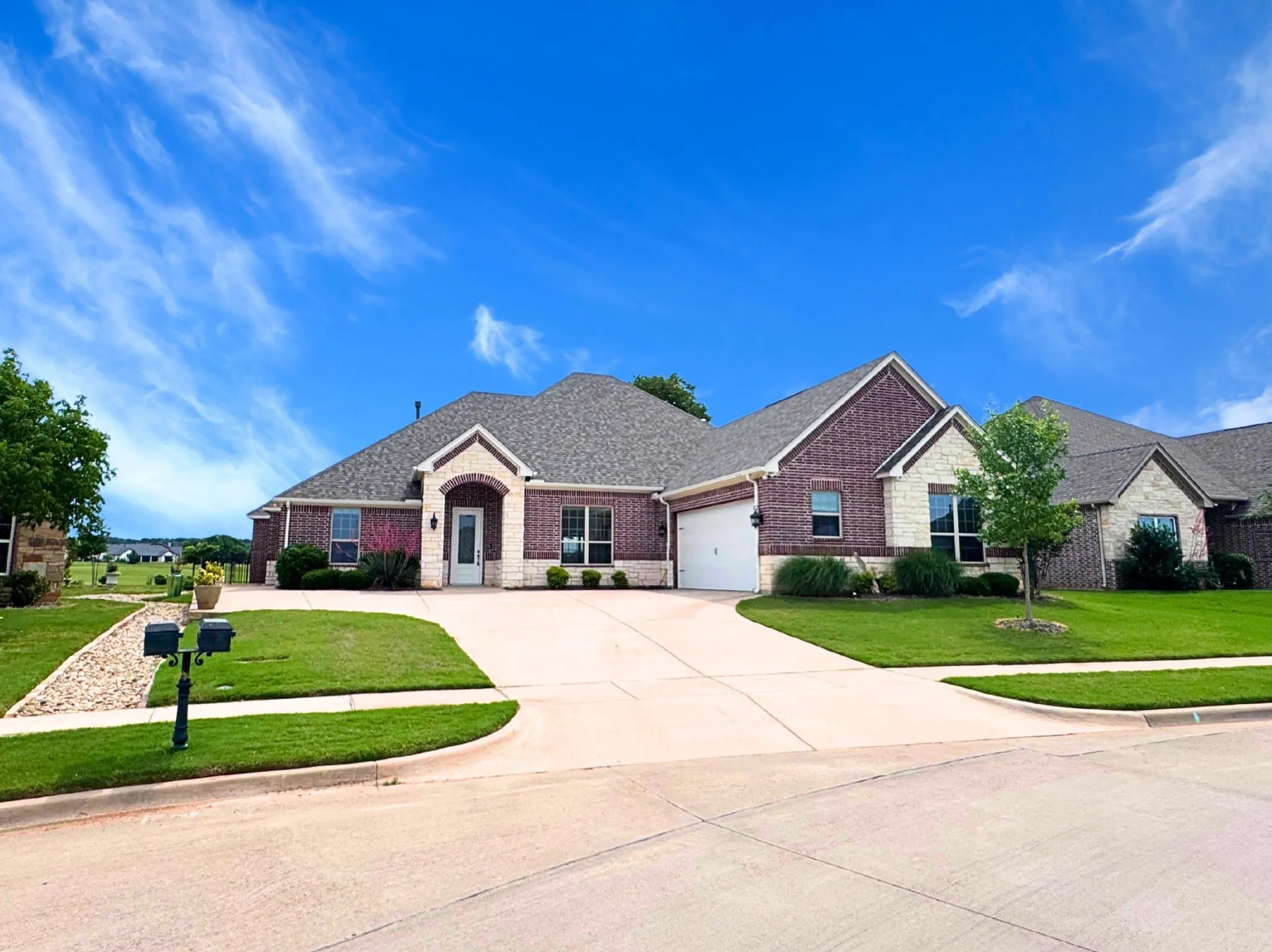 Single Family Residence For Sale in Hood County , 2025 Clive Drive, Granbury, Texas 76048, 3 Bedroom, 2 Bathroom, 2 Garage spaces, 2,366 Sqft, built in 2019, mls#21263257, Real Estate Agent in Granbury, Homes For Sale in Hood county, Homes For Sale in Granbury, Realtor in Granbury Texas, Real Estate Brokerage Independent Realty Texas, Luminita Cordes Realtor