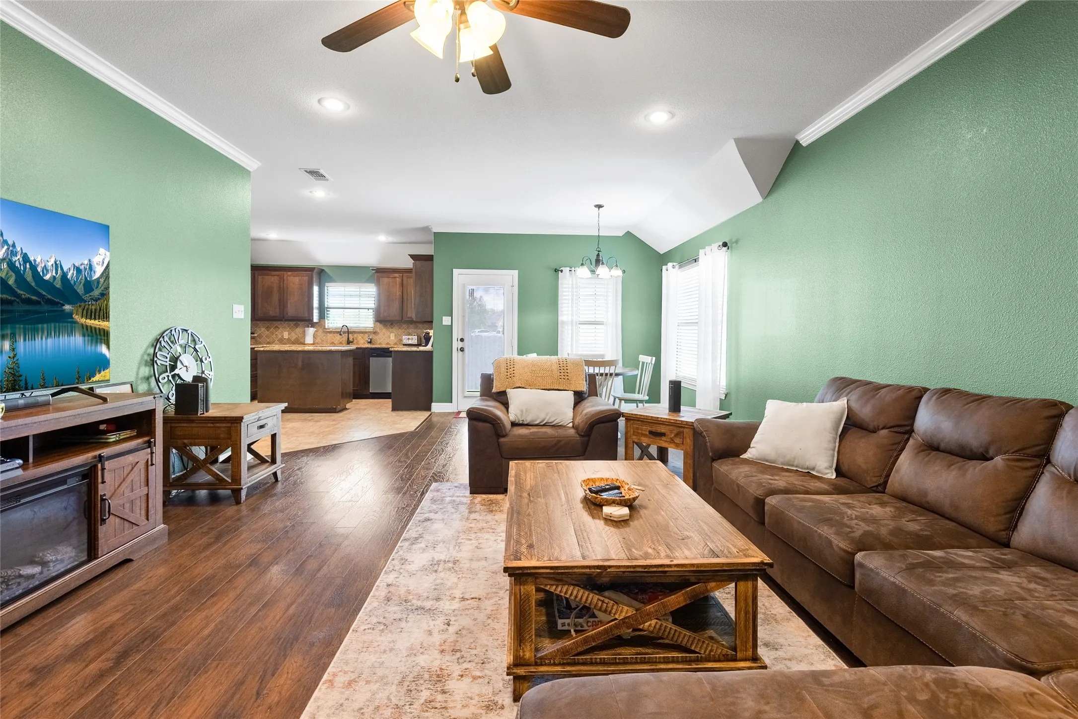 Single Family Residence For Sale in Hunt County , 6512 Ashland Drive, Greenville, Texas 75402, 4 Bedroom, 2 Bathroom, 2 Garage spaces, 1,811 Sqft, built in 2016, mls#21267347, Real Estate Agent in Greenville, Homes For Sale in Hunt county, Homes For Sale in Greenville, Realtor in Greenville Texas, Real Estate Brokerage Independent Realty Texas, Luminita Cordes Realtor