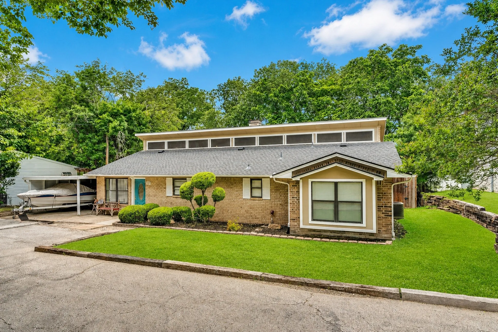 Single Family Residence For Sale in Ellis County , 309 Lakewood Drive, Waxahachie, Texas 75165, 3 Bedroom, 2 Bathroom, Garage spaces, 1,828 Sqft, built in 1986, mls#21253275, Real Estate Agent in Waxahachie, Homes For Sale in Ellis county, Homes For Sale in Waxahachie, Realtor in Waxahachie Texas, Real Estate Brokerage Independent Realty Texas, Luminita Cordes Realtor