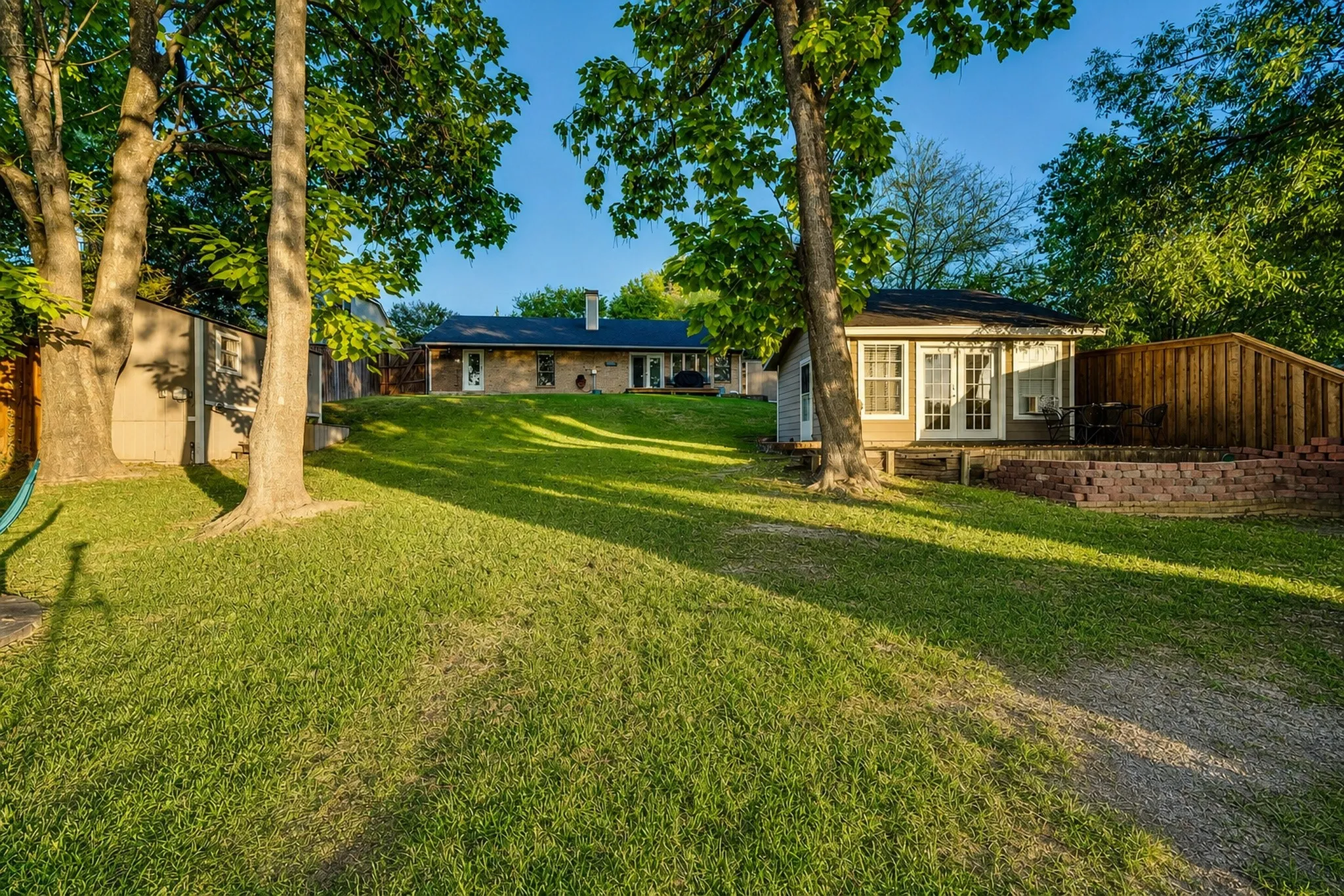 Single Family Residence For Sale in Ellis County , 309 Lakewood Drive, Waxahachie, Texas 75165, 3 Bedroom, 2 Bathroom, Garage spaces, 1,828 Sqft, built in 1986, mls#21253275, Real Estate Agent in Waxahachie, Homes For Sale in Ellis county, Homes For Sale in Waxahachie, Realtor in Waxahachie Texas, Real Estate Brokerage Independent Realty Texas, Luminita Cordes Realtor