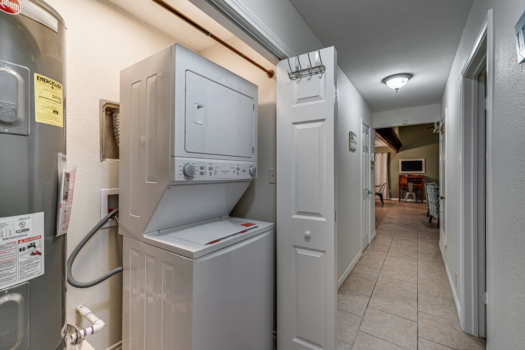 Single Family Residence For Sale in Ellis County , 309 Lakewood Drive, Waxahachie, Texas 75165, 3 Bedroom, 2 Bathroom, Garage spaces, 1,828 Sqft, built in 1986, mls#21253275, Real Estate Agent in Waxahachie, Homes For Sale in Ellis county, Homes For Sale in Waxahachie, Realtor in Waxahachie Texas, Real Estate Brokerage Independent Realty Texas, Luminita Cordes Realtor