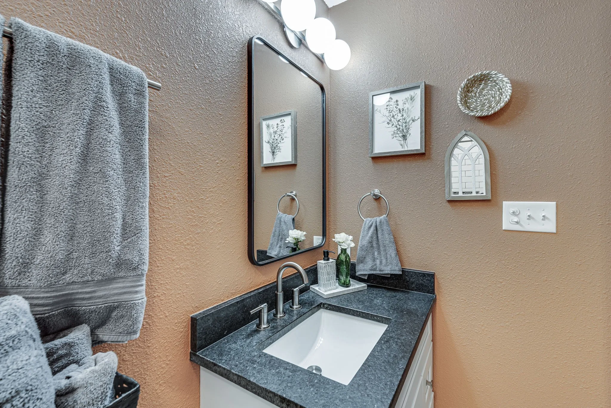 Single Family Residence For Sale in Ellis County , 309 Lakewood Drive, Waxahachie, Texas 75165, 3 Bedroom, 2 Bathroom, Garage spaces, 1,828 Sqft, built in 1986, mls#21253275, Real Estate Agent in Waxahachie, Homes For Sale in Ellis county, Homes For Sale in Waxahachie, Realtor in Waxahachie Texas, Real Estate Brokerage Independent Realty Texas, Luminita Cordes Realtor