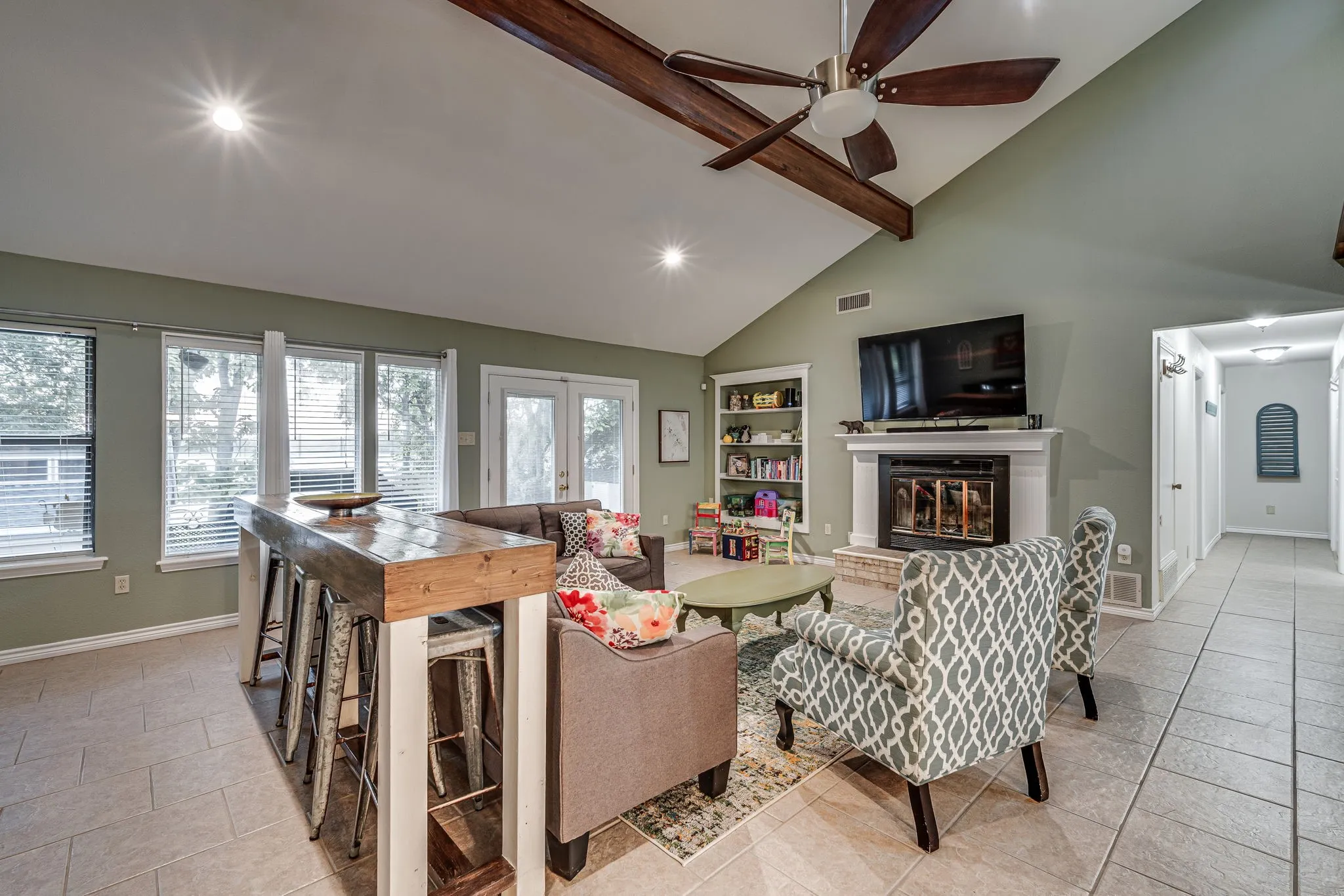 Single Family Residence For Sale in Ellis County , 309 Lakewood Drive, Waxahachie, Texas 75165, 3 Bedroom, 2 Bathroom, Garage spaces, 1,828 Sqft, built in 1986, mls#21253275, Real Estate Agent in Waxahachie, Homes For Sale in Ellis county, Homes For Sale in Waxahachie, Realtor in Waxahachie Texas, Real Estate Brokerage Independent Realty Texas, Luminita Cordes Realtor