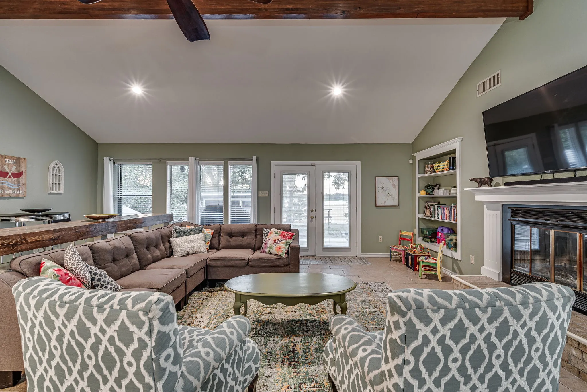 Single Family Residence For Sale in Ellis County , 309 Lakewood Drive, Waxahachie, Texas 75165, 3 Bedroom, 2 Bathroom, Garage spaces, 1,828 Sqft, built in 1986, mls#21253275, Real Estate Agent in Waxahachie, Homes For Sale in Ellis county, Homes For Sale in Waxahachie, Realtor in Waxahachie Texas, Real Estate Brokerage Independent Realty Texas, Luminita Cordes Realtor