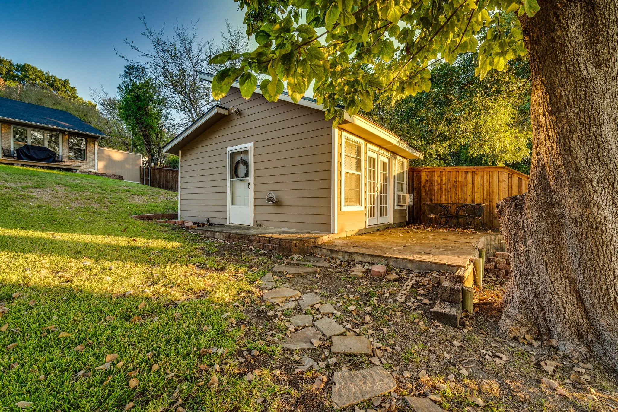 Single Family Residence For Sale in Ellis County , 309 Lakewood Drive, Waxahachie, Texas 75165, 3 Bedroom, 2 Bathroom, Garage spaces, 1,828 Sqft, built in 1986, mls#21253275, Real Estate Agent in Waxahachie, Homes For Sale in Ellis county, Homes For Sale in Waxahachie, Realtor in Waxahachie Texas, Real Estate Brokerage Independent Realty Texas, Luminita Cordes Realtor