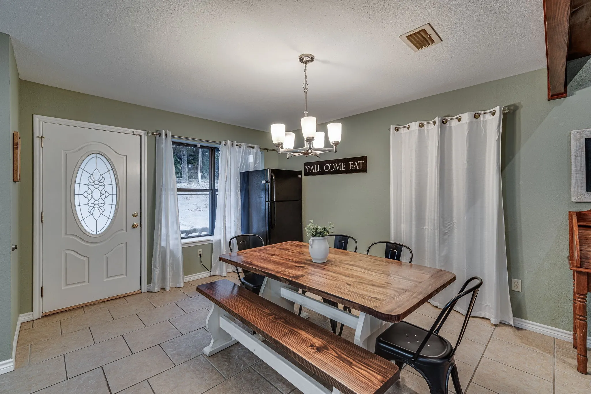 Single Family Residence For Sale in Ellis County , 309 Lakewood Drive, Waxahachie, Texas 75165, 3 Bedroom, 2 Bathroom, Garage spaces, 1,828 Sqft, built in 1986, mls#21253275, Real Estate Agent in Waxahachie, Homes For Sale in Ellis county, Homes For Sale in Waxahachie, Realtor in Waxahachie Texas, Real Estate Brokerage Independent Realty Texas, Luminita Cordes Realtor