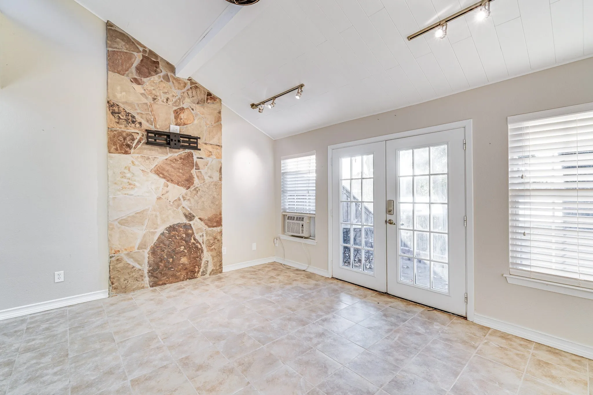 Single Family Residence For Sale in Ellis County , 309 Lakewood Drive, Waxahachie, Texas 75165, 3 Bedroom, 2 Bathroom, Garage spaces, 1,828 Sqft, built in 1986, mls#21253275, Real Estate Agent in Waxahachie, Homes For Sale in Ellis county, Homes For Sale in Waxahachie, Realtor in Waxahachie Texas, Real Estate Brokerage Independent Realty Texas, Luminita Cordes Realtor