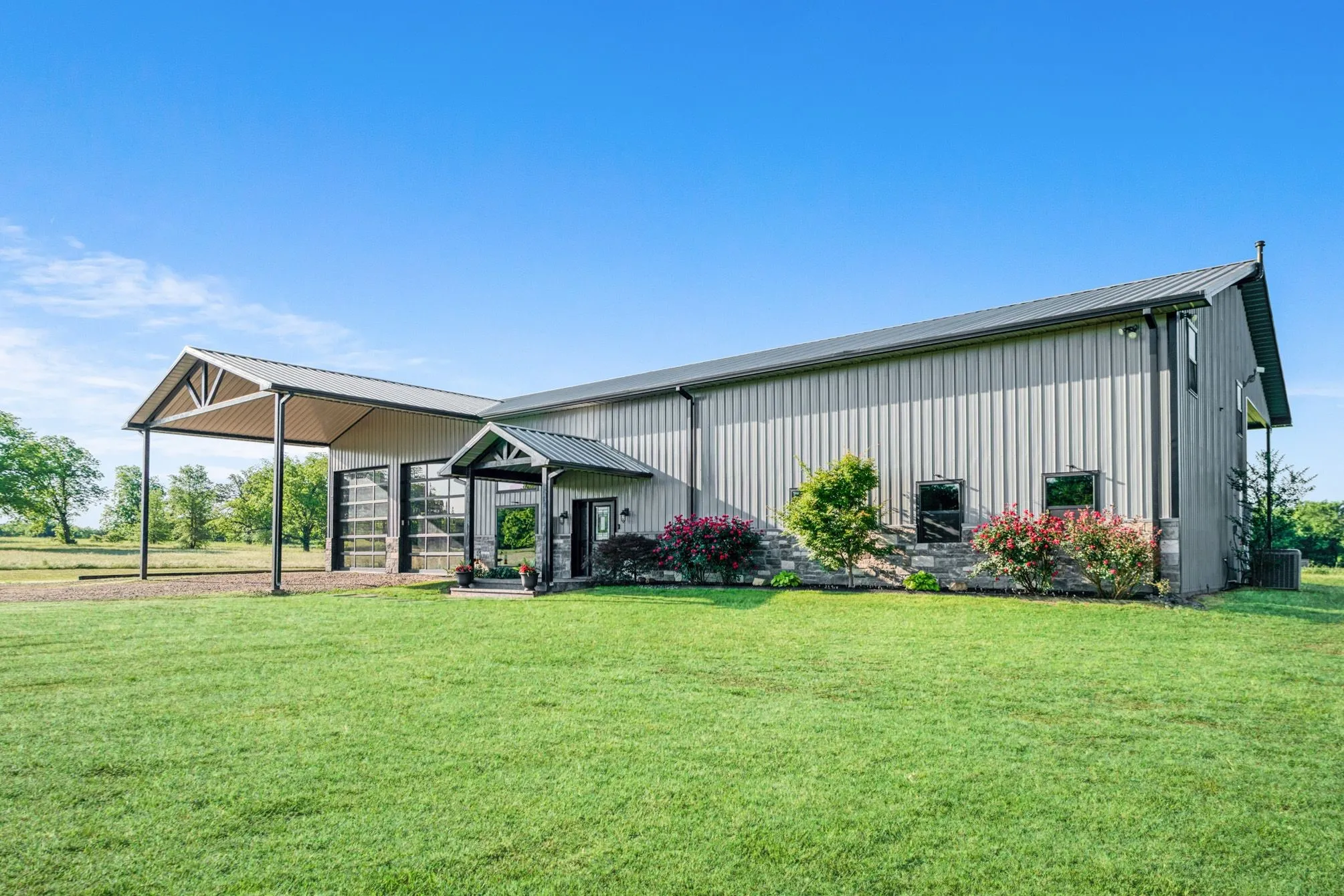 Single Family Residence For Sale in Lamar County , 962 County Road 14630, Pattonville, Texas 75468, 3 Bedroom, 3 Bathroom, 4 Garage spaces, 2,600 Sqft, built in 2018, mls#21267194, Real Estate Agent in Pattonville, Homes For Sale in Lamar county, Homes For Sale in Pattonville, Realtor in Pattonville Texas, Real Estate Brokerage Independent Realty Texas, Luminita Cordes Realtor
