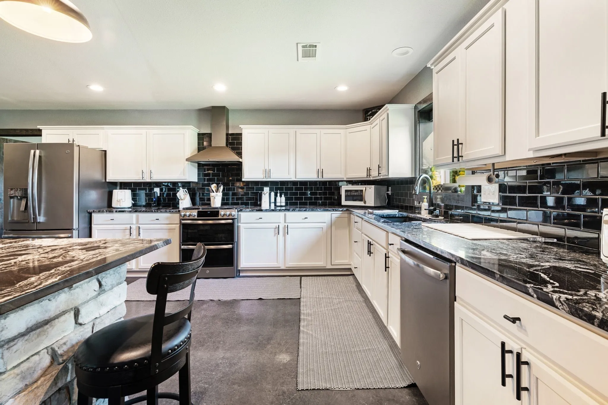 Single Family Residence For Sale in Lamar County , 962 County Road 14630, Pattonville, Texas 75468, 3 Bedroom, 3 Bathroom, 4 Garage spaces, 2,600 Sqft, built in 2018, mls#21267194, Real Estate Agent in Pattonville, Homes For Sale in Lamar county, Homes For Sale in Pattonville, Realtor in Pattonville Texas, Real Estate Brokerage Independent Realty Texas, Luminita Cordes Realtor