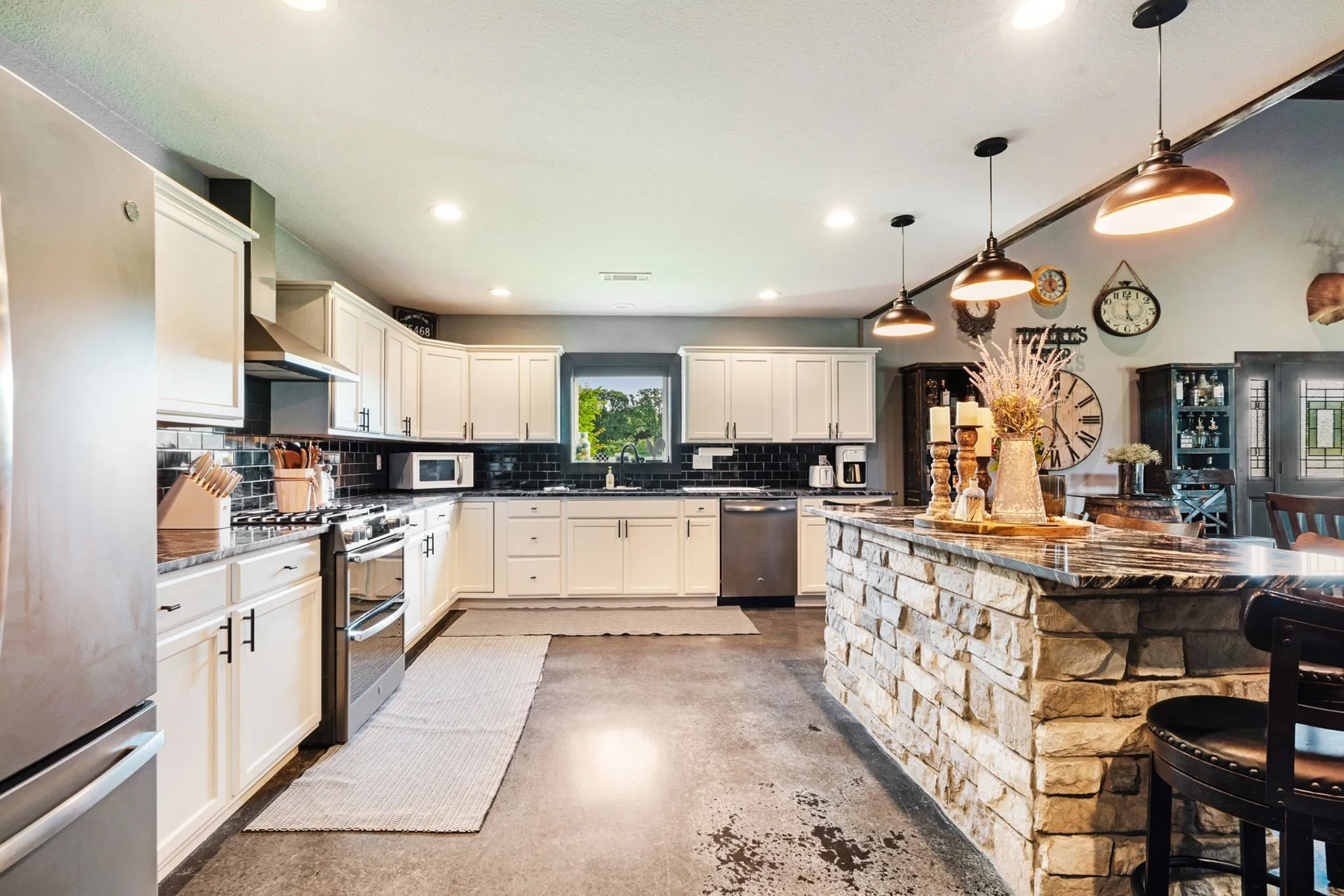 Single Family Residence For Sale in Lamar County , 962 County Road 14630, Pattonville, Texas 75468, 3 Bedroom, 3 Bathroom, 4 Garage spaces, 2,600 Sqft, built in 2018, mls#21267194, Real Estate Agent in Pattonville, Homes For Sale in Lamar county, Homes For Sale in Pattonville, Realtor in Pattonville Texas, Real Estate Brokerage Independent Realty Texas, Luminita Cordes Realtor