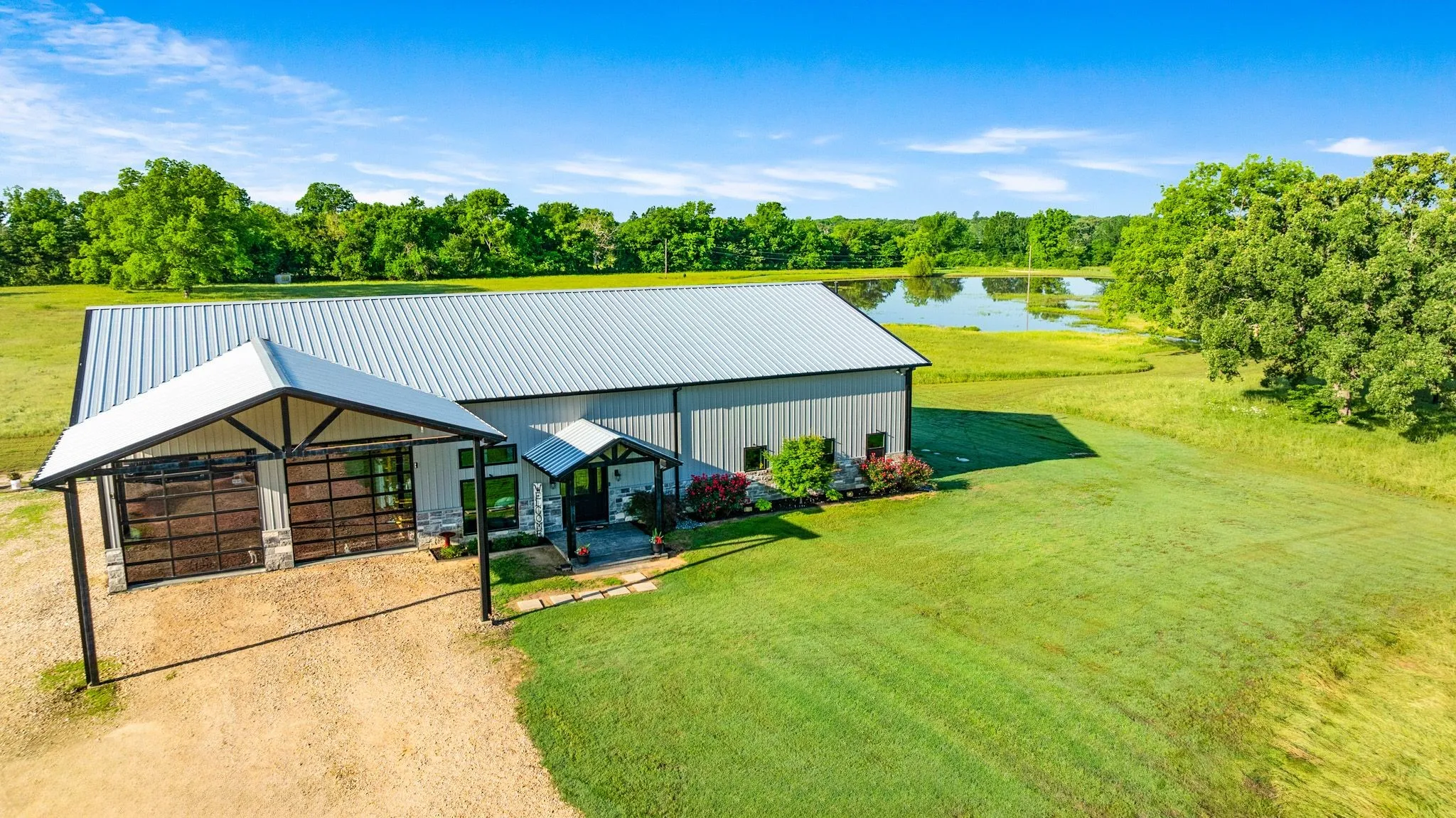 Single Family Residence For Sale in Lamar County , 962 County Road 14630, Pattonville, Texas 75468, 3 Bedroom, 3 Bathroom, 4 Garage spaces, 2,600 Sqft, built in 2018, mls#21267194, Real Estate Agent in Pattonville, Homes For Sale in Lamar county, Homes For Sale in Pattonville, Realtor in Pattonville Texas, Real Estate Brokerage Independent Realty Texas, Luminita Cordes Realtor