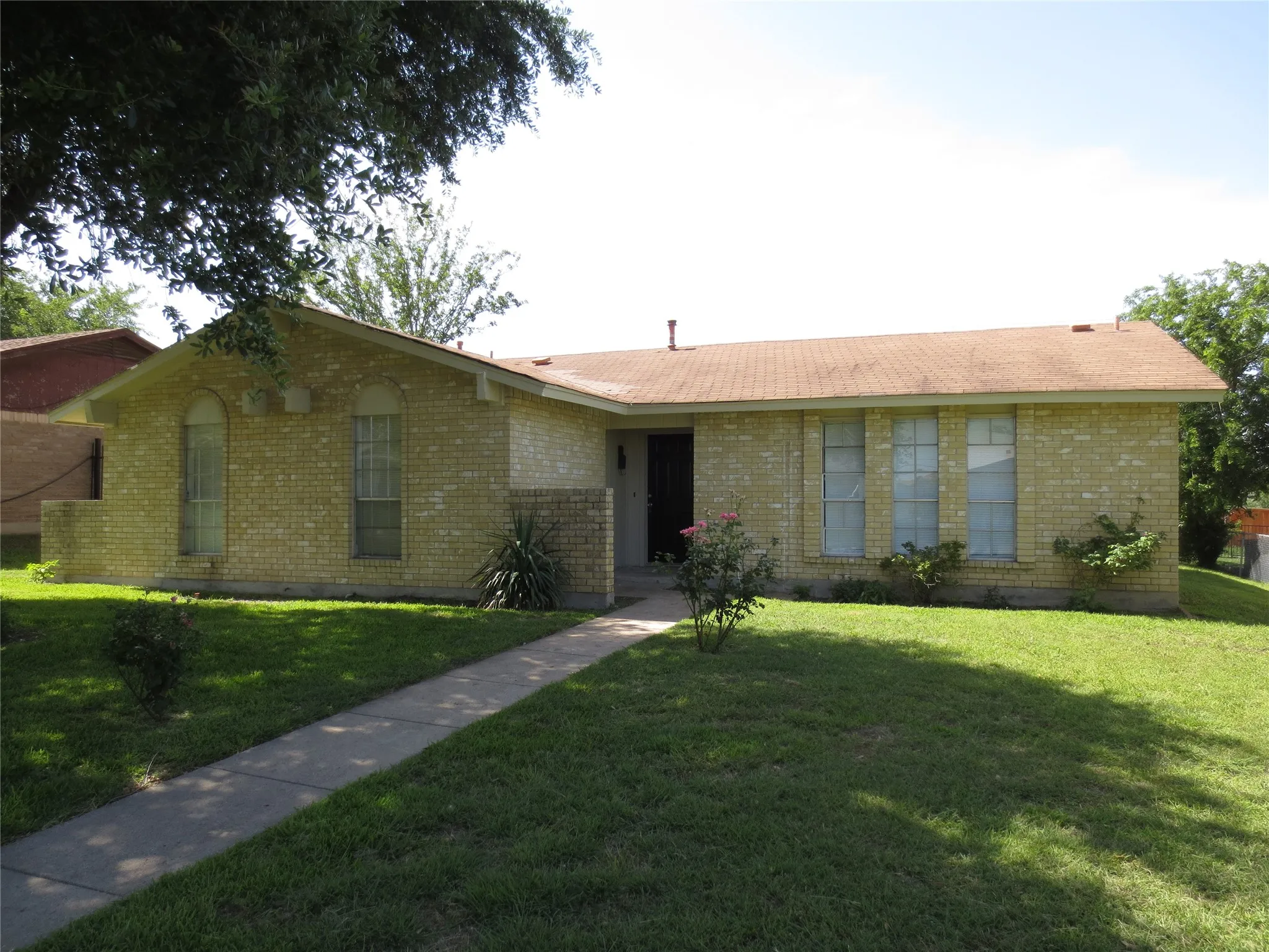 Single Family Residence For Rent in Dallas County , 1336 Mill Stream Drive, Dallas, Texas 75232, 3 Bedrooms, 2 Bathrooms, 2 Garage spaces, 1,290 Sqft, built in 1974, Price $1,695, mls#21270952, Real Estate Agent in Dallas, Homes For Rent in Dallas county, Homes For Rent in Dallas, Realtor in Dallas Texas, Real Estate Brokerage Independent Realty Texas, Luminita Cordes Realtor
