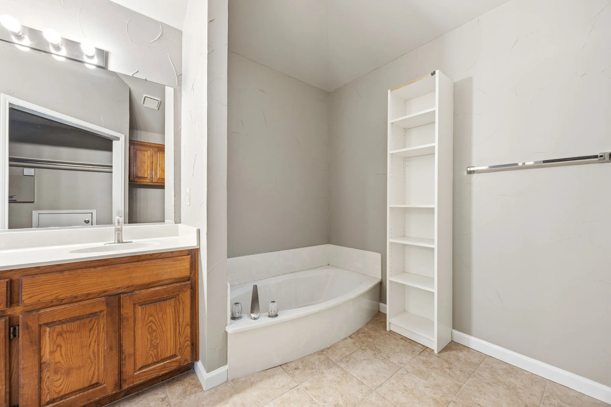 Single Family Residence For Sale in Denton County , 2060 Arbor Creek Drive B, Carrollton, Texas 75010, 3 Bedroom, 2 Bathroom, 2 Garage spaces, 1,544 Sqft, built in 1988, mls#21269648, Real Estate Agent in Carrollton, Homes For Sale in Denton county, Homes For Sale in Carrollton, Realtor in Carrollton Texas, Real Estate Brokerage Independent Realty Texas, Luminita Cordes Realtor