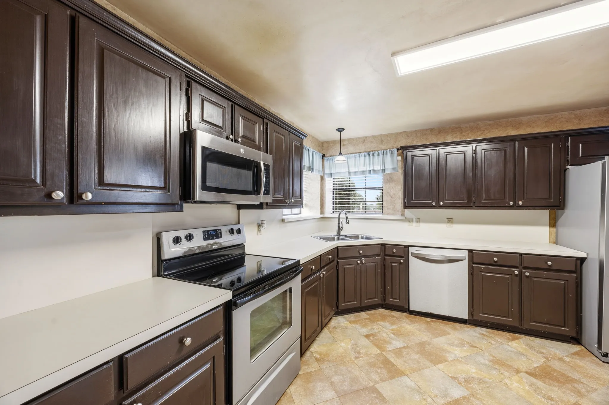 Single Family Residence For Sale in Denton County , 2060 Arbor Creek Drive B, Carrollton, Texas 75010, 3 Bedroom, 2 Bathroom, 2 Garage spaces, 1,544 Sqft, built in 1988, mls#21269648, Real Estate Agent in Carrollton, Homes For Sale in Denton county, Homes For Sale in Carrollton, Realtor in Carrollton Texas, Real Estate Brokerage Independent Realty Texas, Luminita Cordes Realtor