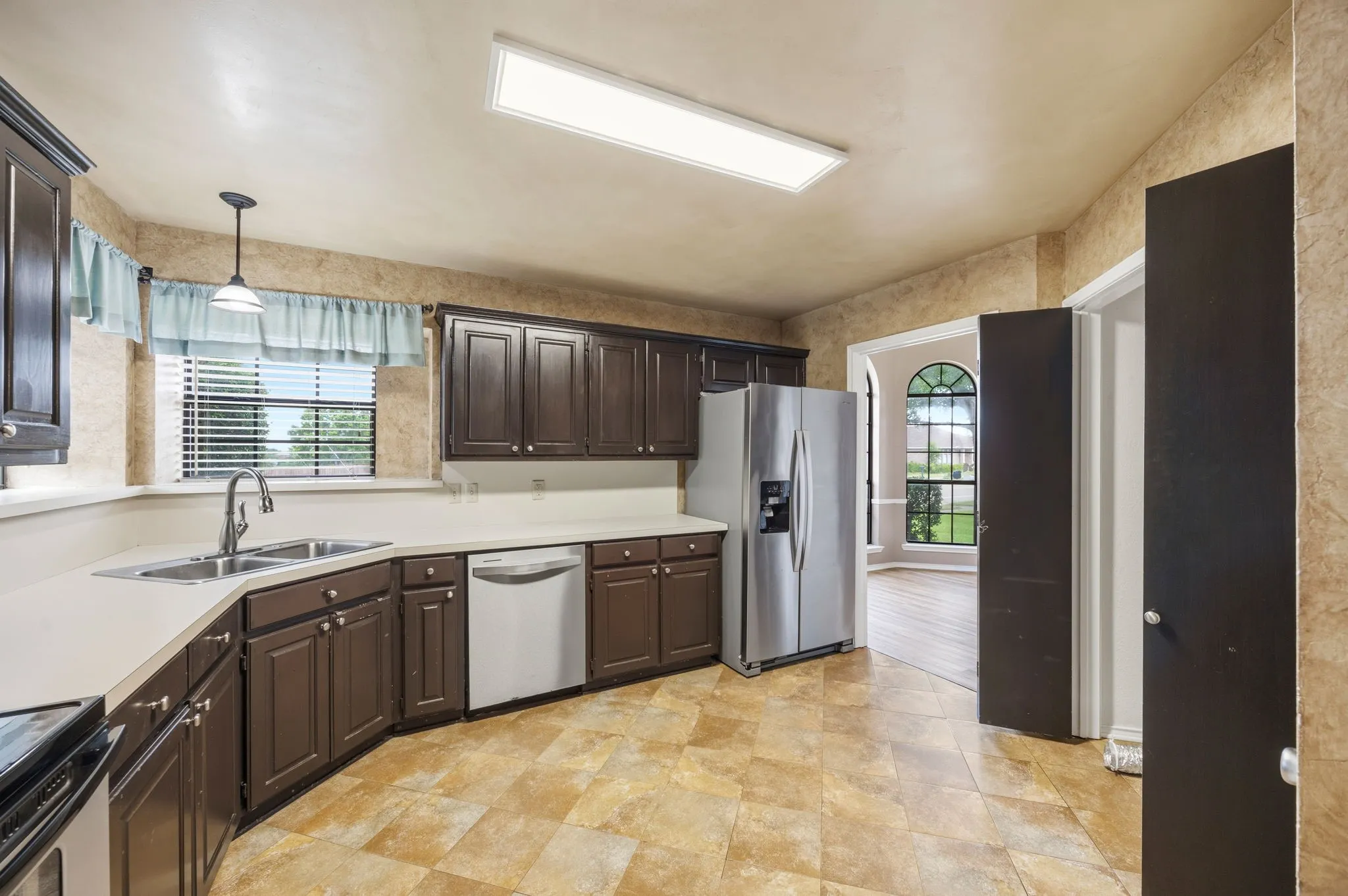 Single Family Residence For Sale in Denton County , 2060 Arbor Creek Drive B, Carrollton, Texas 75010, 3 Bedroom, 2 Bathroom, 2 Garage spaces, 1,544 Sqft, built in 1988, mls#21269648, Real Estate Agent in Carrollton, Homes For Sale in Denton county, Homes For Sale in Carrollton, Realtor in Carrollton Texas, Real Estate Brokerage Independent Realty Texas, Luminita Cordes Realtor