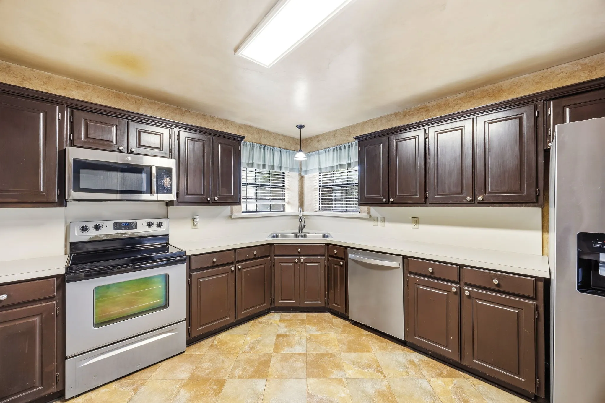 Single Family Residence For Sale in Denton County , 2060 Arbor Creek Drive B, Carrollton, Texas 75010, 3 Bedroom, 2 Bathroom, 2 Garage spaces, 1,544 Sqft, built in 1988, mls#21269648, Real Estate Agent in Carrollton, Homes For Sale in Denton county, Homes For Sale in Carrollton, Realtor in Carrollton Texas, Real Estate Brokerage Independent Realty Texas, Luminita Cordes Realtor