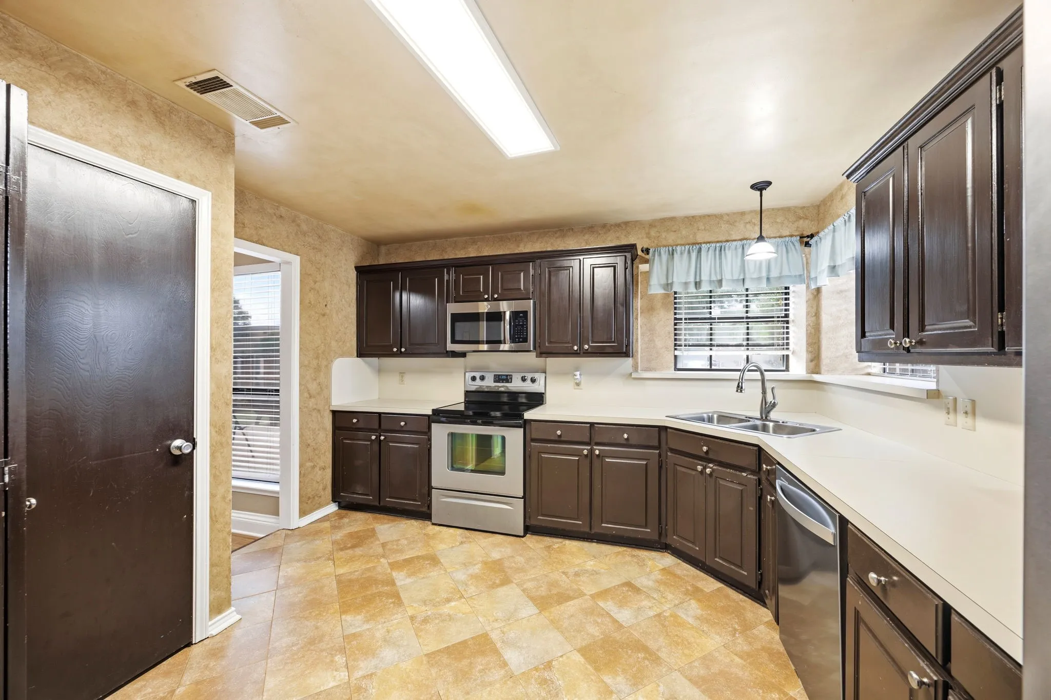 Single Family Residence For Sale in Denton County , 2060 Arbor Creek Drive B, Carrollton, Texas 75010, 3 Bedroom, 2 Bathroom, 2 Garage spaces, 1,544 Sqft, built in 1988, mls#21269648, Real Estate Agent in Carrollton, Homes For Sale in Denton county, Homes For Sale in Carrollton, Realtor in Carrollton Texas, Real Estate Brokerage Independent Realty Texas, Luminita Cordes Realtor