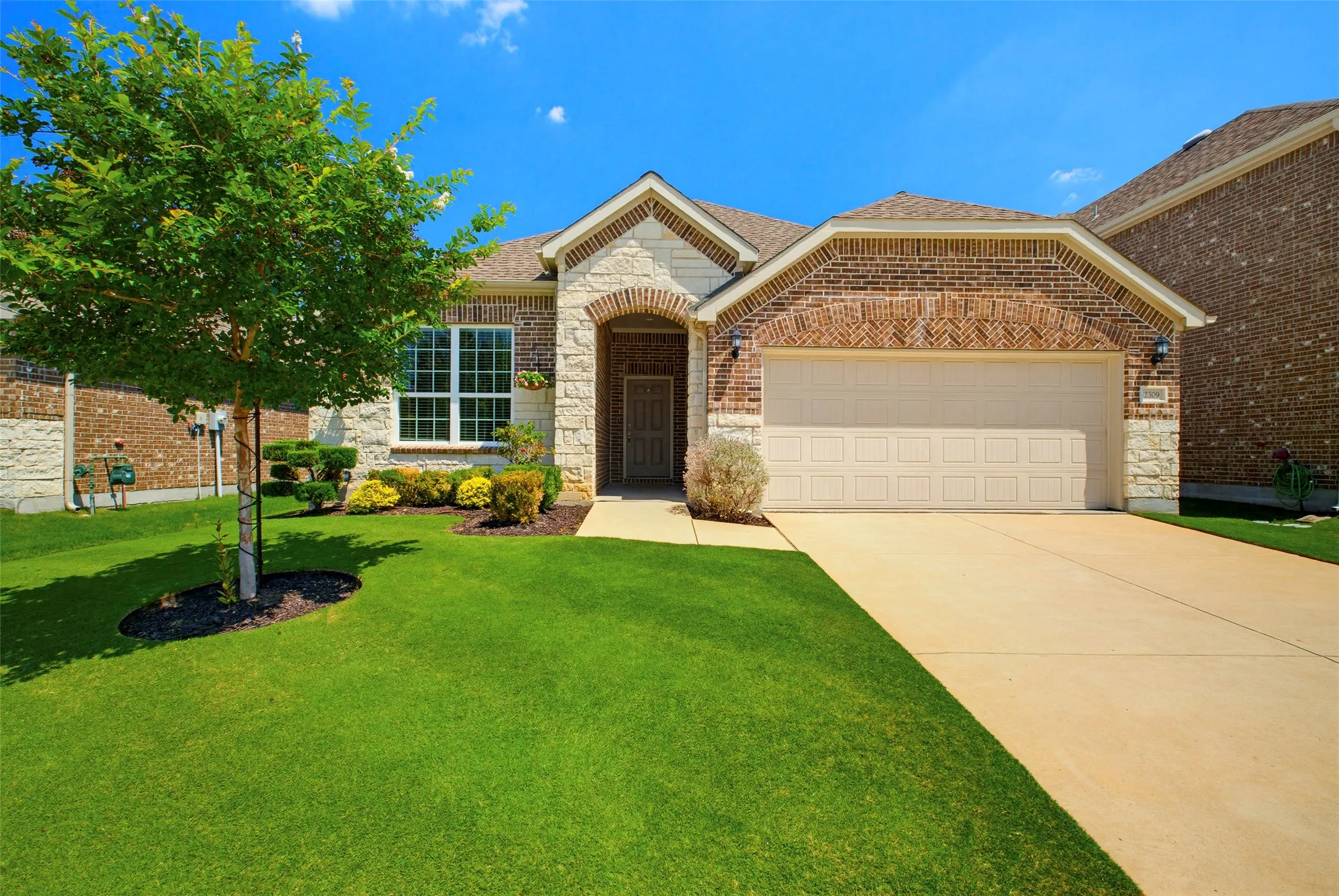 Single Family Residence For Sale in Denton County , 2309 Candler Club Way, Little Elm, Texas 75068, 3 Bedroom, 2 Bathroom, 2 Garage spaces, 2,176 Sqft, built in 2016, mls#21256054, Real Estate Agent in Little Elm, Homes For Sale in Denton county, Homes For Sale in Little Elm, Realtor in Little Elm Texas, Real Estate Brokerage Independent Realty Texas, Luminita Cordes Realtor