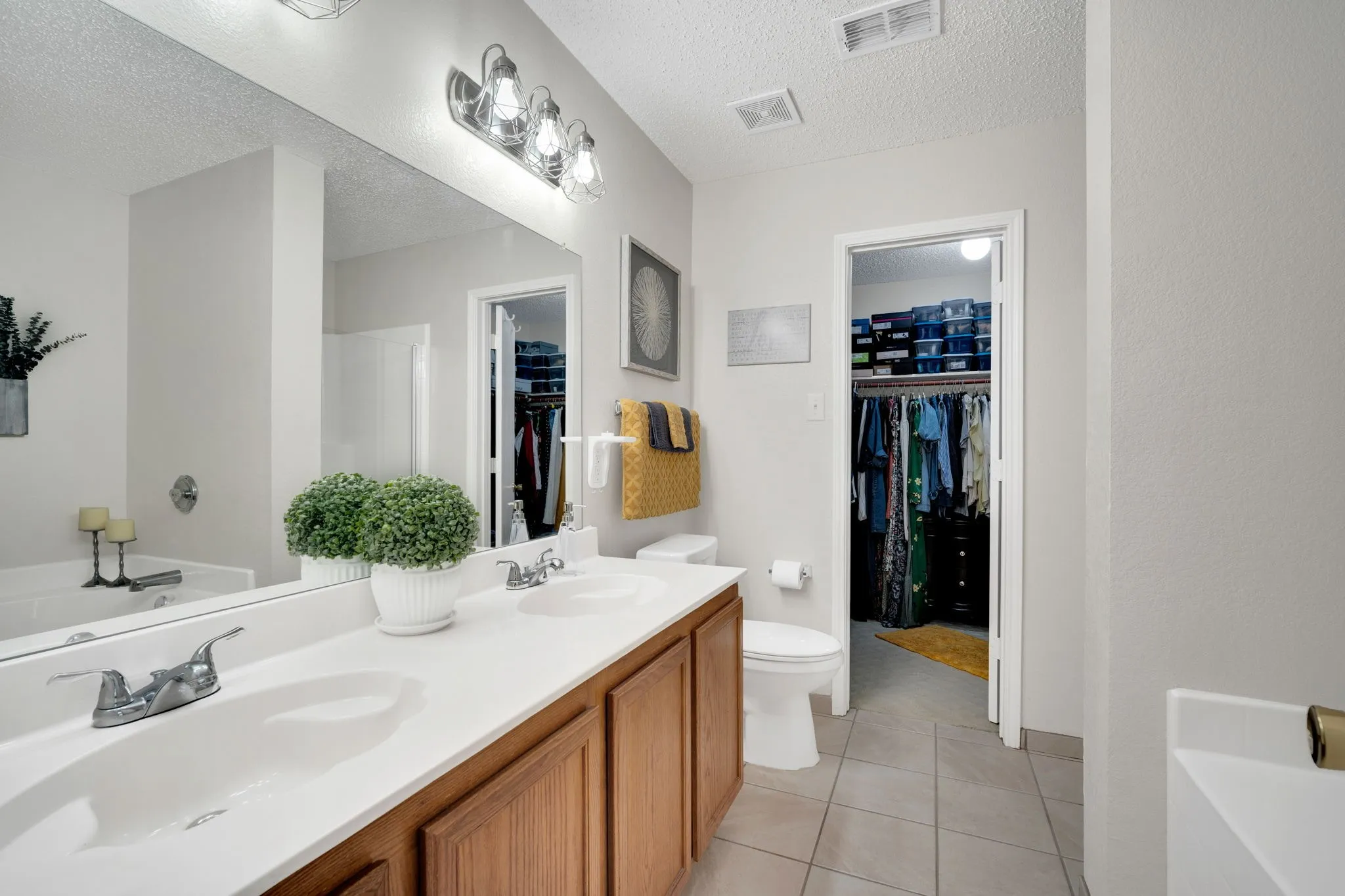 Single Family Residence For Sale in Tarrant County , 3900 Country Lane, Fort Worth, Texas 76123, 4 Bedroom, 3 Bathroom, 2 Garage spaces, 2,594 Sqft, built in 2003, Price $319,900, mls#21270963, Real Estate Agent in Fort Worth, Homes For Sale in Tarrant county, Homes For Sale in Fort Worth, Realtor in Fort Worth Texas, Real Estate Brokerage Independent Realty Texas, Luminita Cordes Realtor