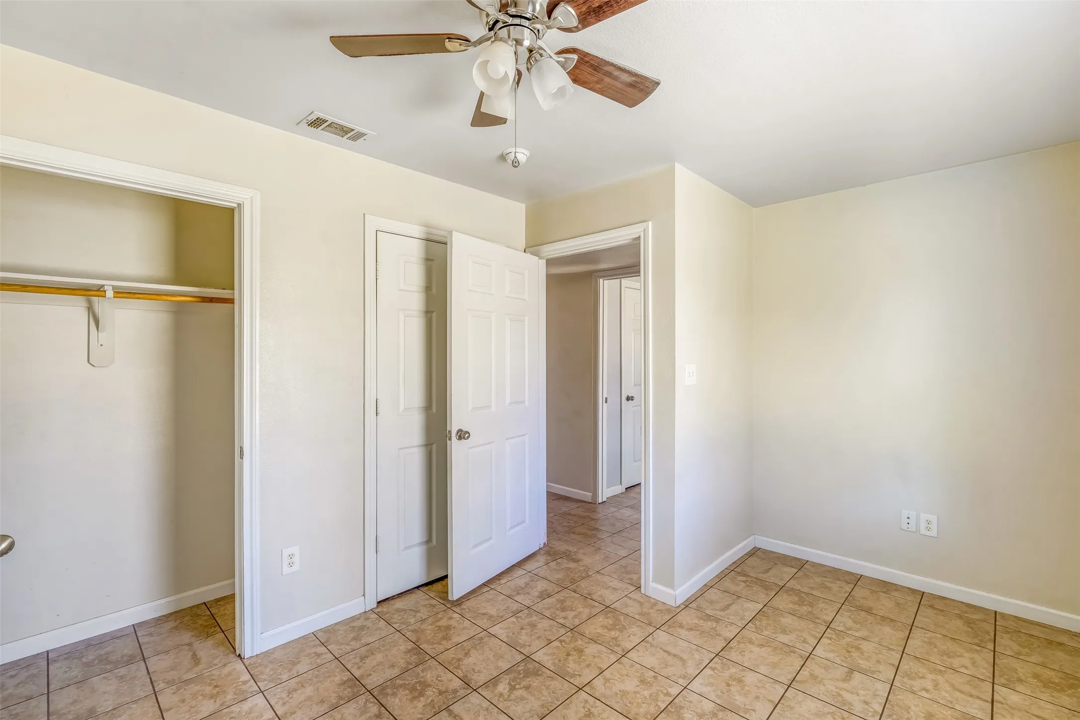 Quadruplex For Sale in Erath County , 852 W Vanderbilt, Stephenville, Texas 76401, 8 Bedroom, 8 Bathroom, Garage spaces, 0 Sqft, built in 2008, mls#21270740, Real Estate Agent in Stephenville, Homes For Sale in Erath county, Homes For Sale in Stephenville, Realtor in Stephenville Texas, Real Estate Brokerage Independent Realty Texas, Luminita Cordes Realtor