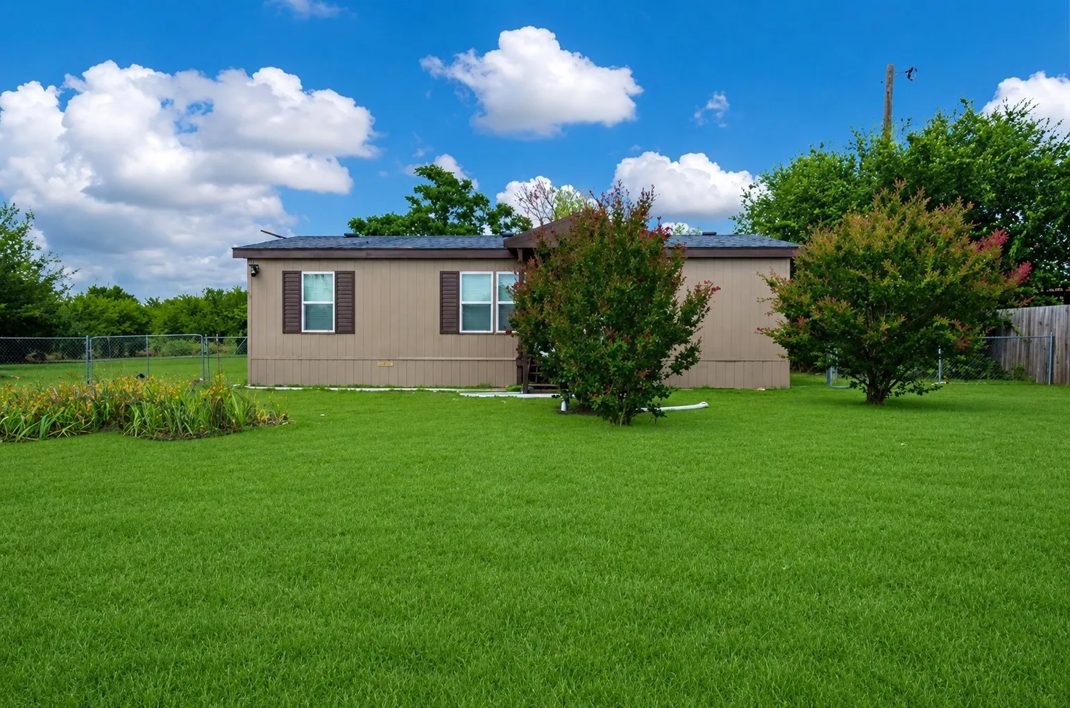 Mobile Home For Sale in Denton County , 11573 Thistle Lane, Justin, Texas 76247, 3 Bedroom, 2 Bathroom, Garage spaces, 1,120 Sqft, built in 1998, mls#21242401, Real Estate Agent in Justin, Homes For Sale in Denton county, Homes For Sale in Justin, Realtor in Justin Texas, Real Estate Brokerage Independent Realty Texas, Luminita Cordes Realtor