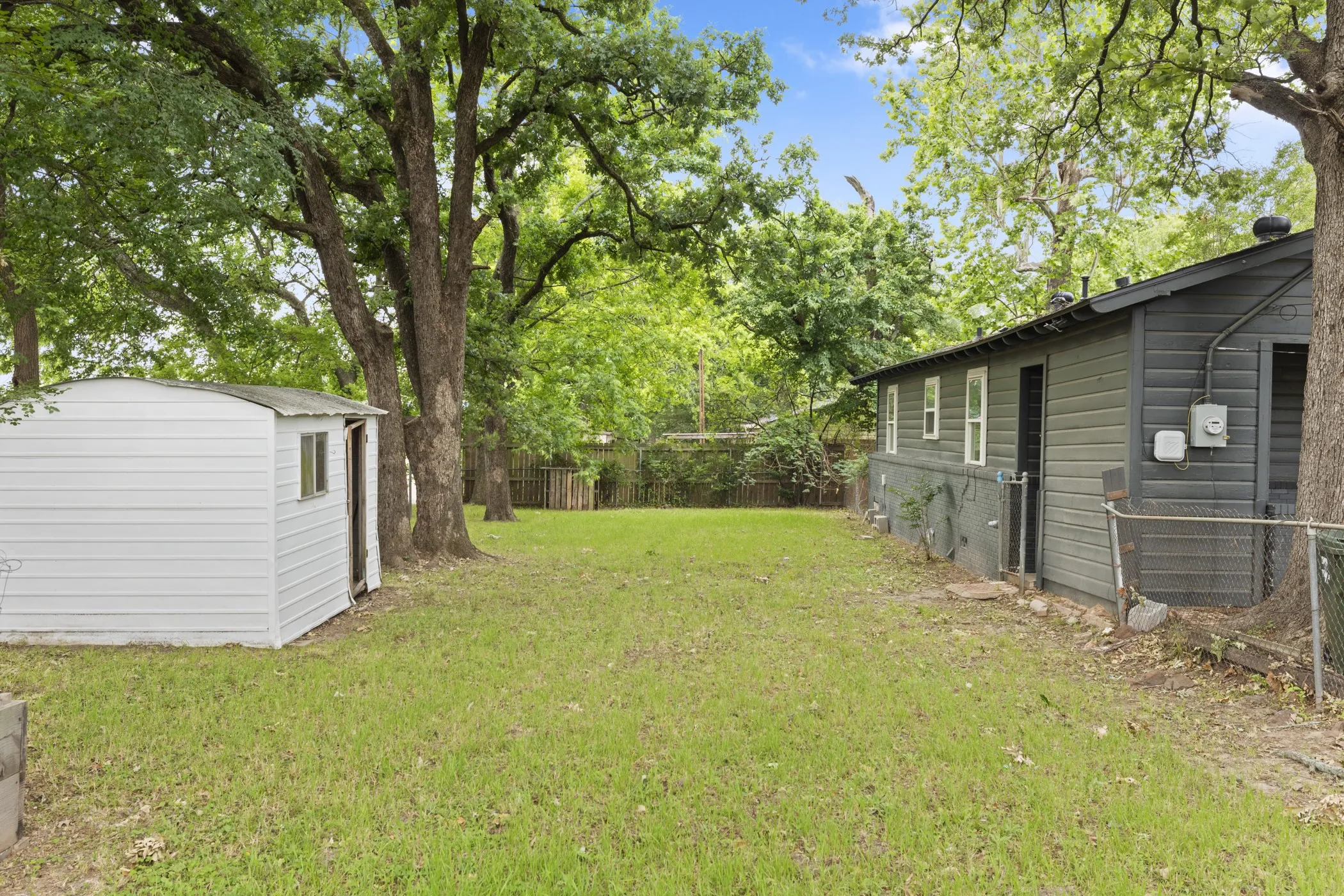 Single Family Residence For Sale in Smith County , 2807 Willard Drive, Tyler, Texas 75707, 2 Bedrooms, 1 Bathroom, Garage spaces, 1,000 Sqft, built in 1956, Price $188,900, mls#21270980, Real Estate Agent in Tyler, Homes For Sale in Smith county, Homes For Sale in Tyler, Realtor in Tyler Texas, Real Estate Brokerage Independent Realty Texas, Luminita Cordes Realtor