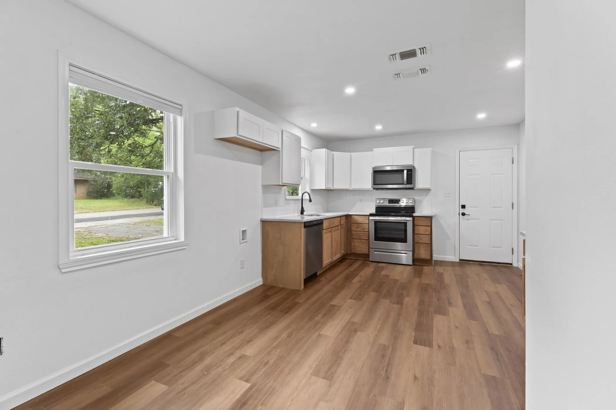 Single Family Residence For Sale in Smith County , 2807 Willard Drive, Tyler, Texas 75707, 2 Bedrooms, 1 Bathroom, Garage spaces, 1,000 Sqft, built in 1956, Price $188,900, mls#21270980, Real Estate Agent in Tyler, Homes For Sale in Smith county, Homes For Sale in Tyler, Realtor in Tyler Texas, Real Estate Brokerage Independent Realty Texas, Luminita Cordes Realtor