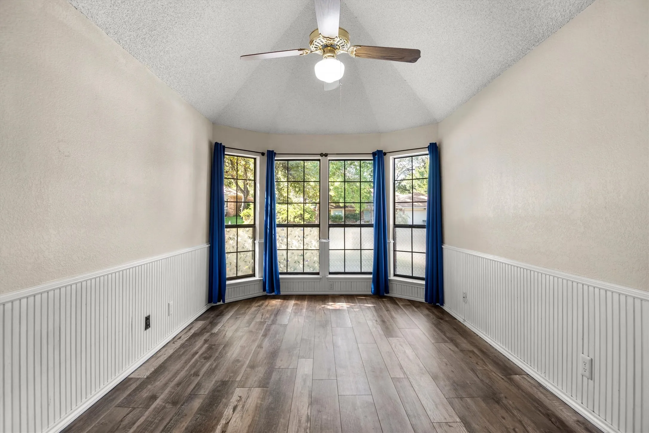 Single Family Residence For Sale in Tarrant County , 4917 Rockford Court, Arlington, Texas 76017, 4 Bedroom, 3 Bathroom, 2 Garage spaces, 2,112 Sqft, built in 1984, mls#21269737, Real Estate Agent in Arlington, Homes For Sale in Tarrant county, Homes For Sale in Arlington, Realtor in Arlington Texas, Real Estate Brokerage Independent Realty Texas, Luminita Cordes Realtor