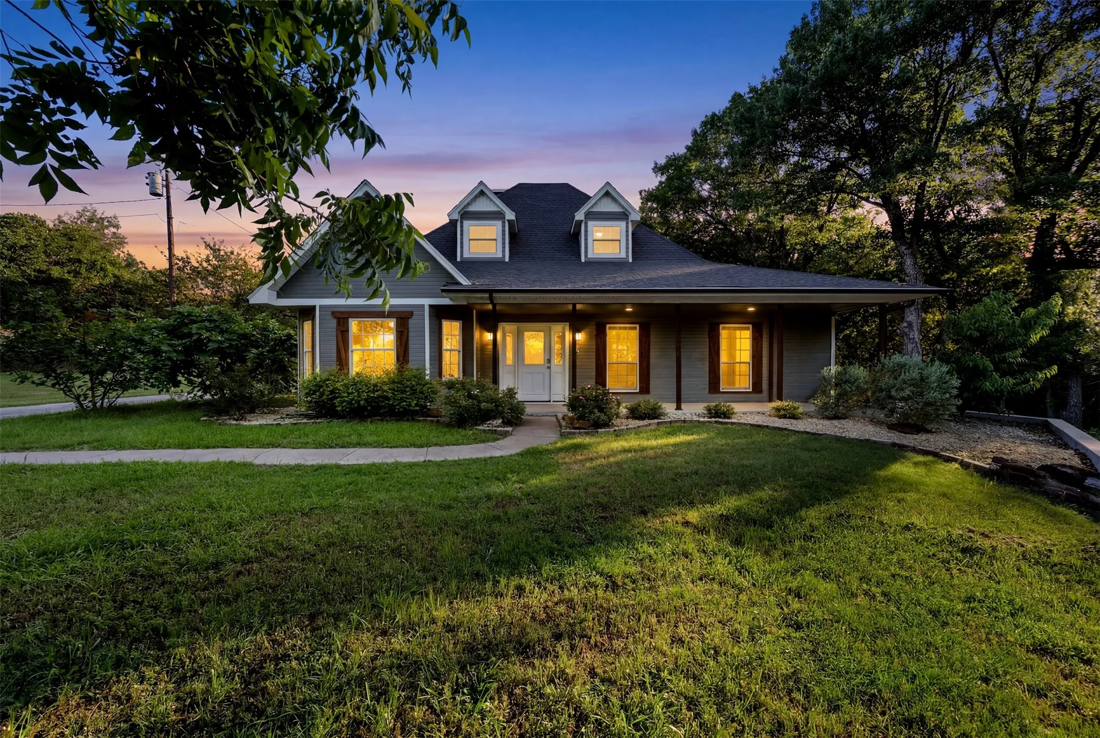 Single Family Residence For Sale in Ellis County , 1044 E Woodridge Road, Waxahachie, Texas 75165, 5 Bedroom, 4 Bathroom, Garage spaces, 3,236 Sqft, built in 1988, mls#21267198, Real Estate Agent in Waxahachie, Homes For Sale in Ellis county, Homes For Sale in Waxahachie, Realtor in Waxahachie Texas, Real Estate Brokerage Independent Realty Texas, Luminita Cordes Realtor