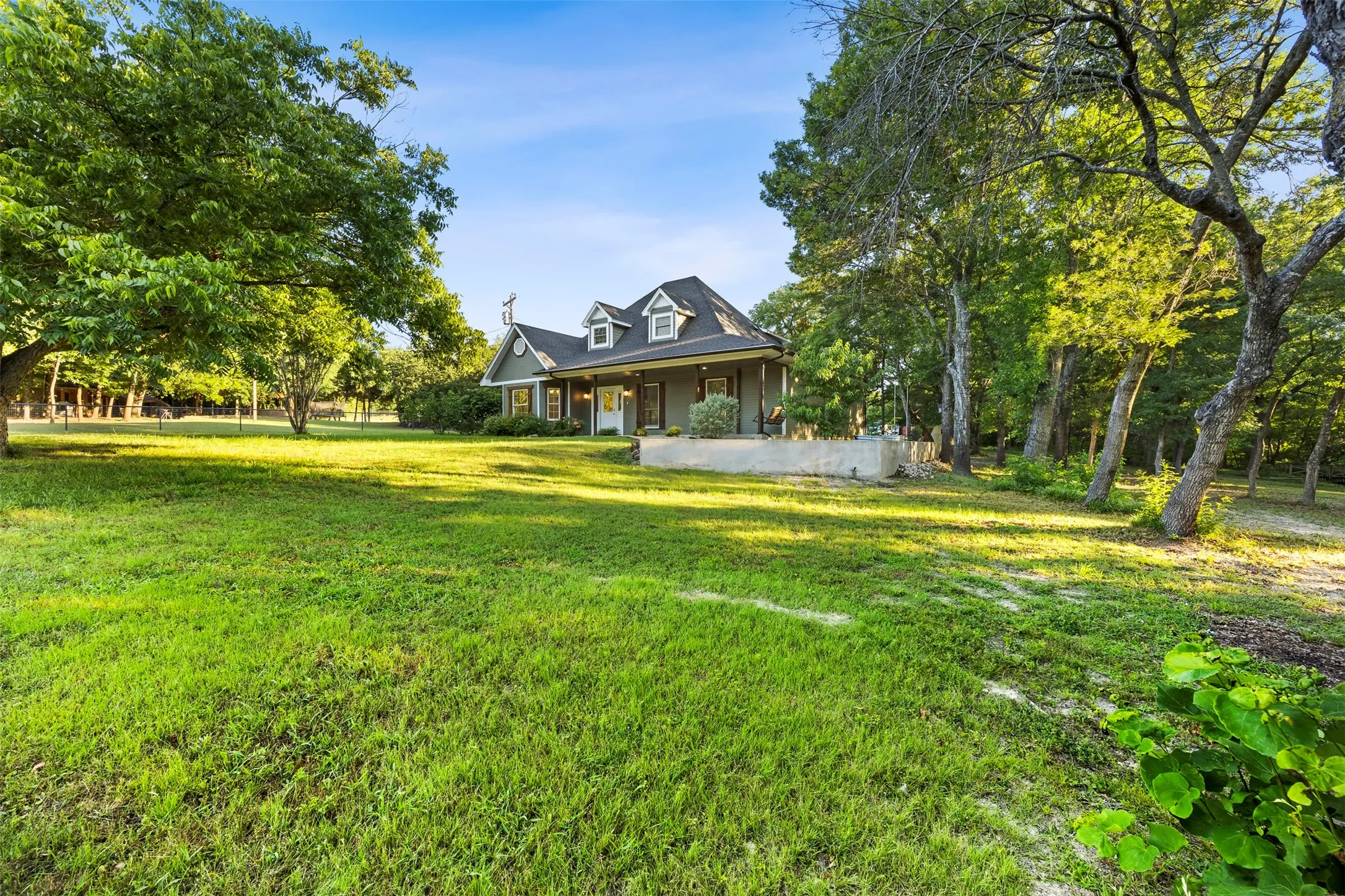 Single Family Residence For Sale in Ellis County , 1044 E Woodridge Road, Waxahachie, Texas 75165, 5 Bedroom, 4 Bathroom, Garage spaces, 3,236 Sqft, built in 1988, mls#21267198, Real Estate Agent in Waxahachie, Homes For Sale in Ellis county, Homes For Sale in Waxahachie, Realtor in Waxahachie Texas, Real Estate Brokerage Independent Realty Texas, Luminita Cordes Realtor