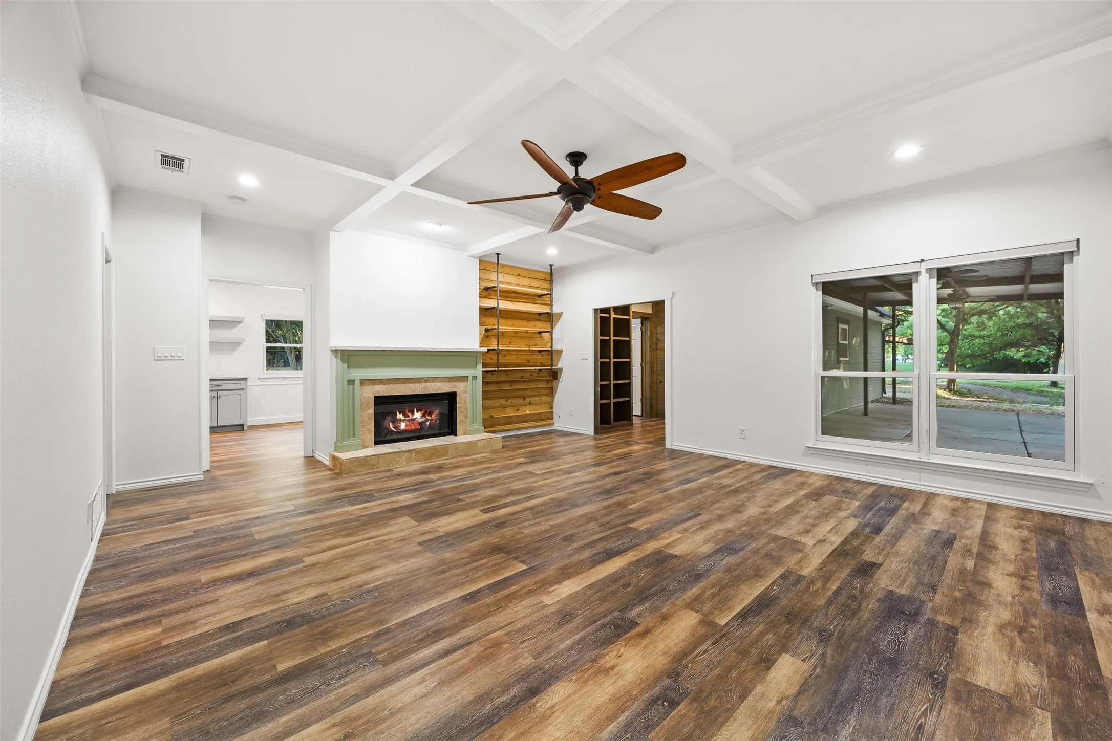 Single Family Residence For Sale in Ellis County , 1044 E Woodridge Road, Waxahachie, Texas 75165, 5 Bedroom, 4 Bathroom, Garage spaces, 3,236 Sqft, built in 1988, mls#21267198, Real Estate Agent in Waxahachie, Homes For Sale in Ellis county, Homes For Sale in Waxahachie, Realtor in Waxahachie Texas, Real Estate Brokerage Independent Realty Texas, Luminita Cordes Realtor