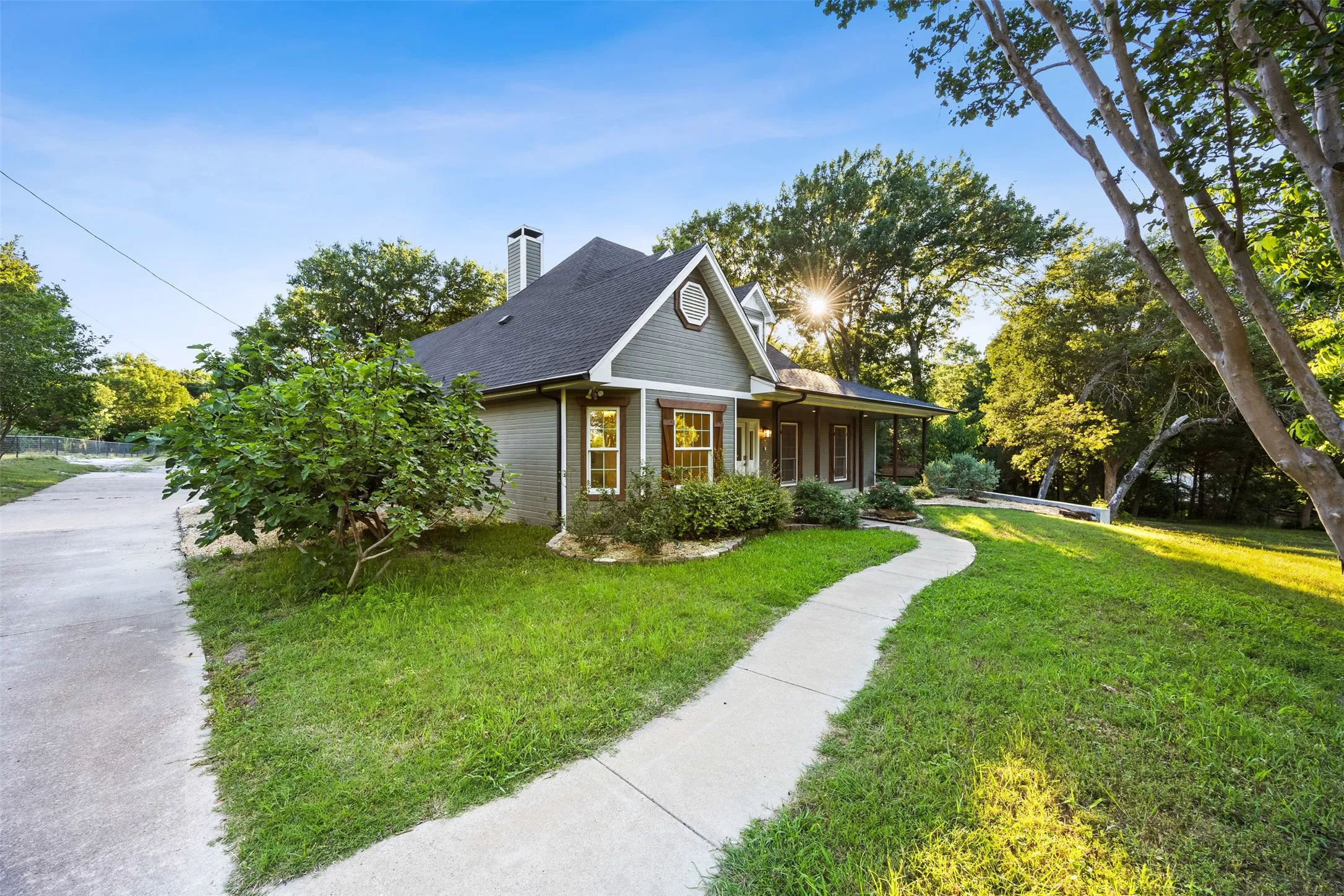 Single Family Residence For Sale in Ellis County , 1044 E Woodridge Road, Waxahachie, Texas 75165, 5 Bedroom, 4 Bathroom, Garage spaces, 3,236 Sqft, built in 1988, mls#21267198, Real Estate Agent in Waxahachie, Homes For Sale in Ellis county, Homes For Sale in Waxahachie, Realtor in Waxahachie Texas, Real Estate Brokerage Independent Realty Texas, Luminita Cordes Realtor