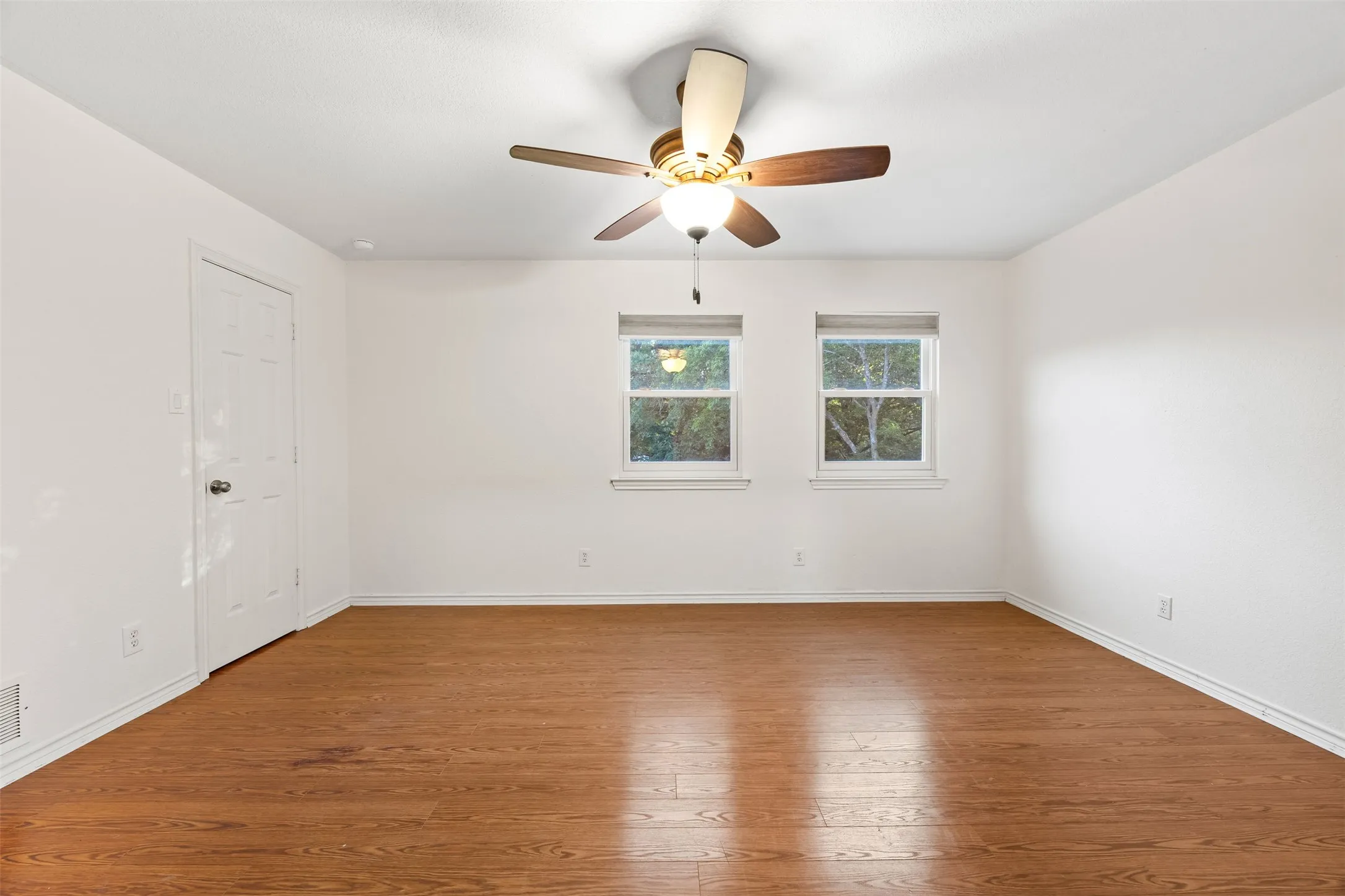 Single Family Residence For Sale in Ellis County , 1044 E Woodridge Road, Waxahachie, Texas 75165, 5 Bedroom, 4 Bathroom, Garage spaces, 3,236 Sqft, built in 1988, mls#21267198, Real Estate Agent in Waxahachie, Homes For Sale in Ellis county, Homes For Sale in Waxahachie, Realtor in Waxahachie Texas, Real Estate Brokerage Independent Realty Texas, Luminita Cordes Realtor
